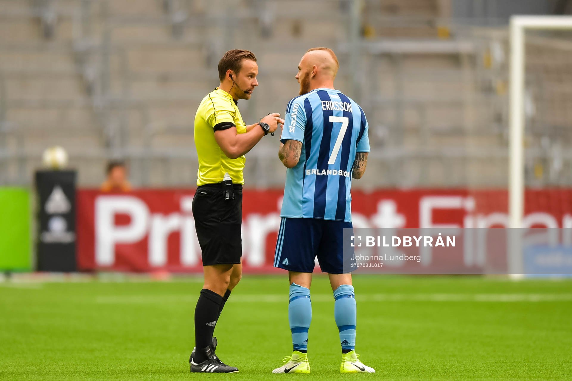 Djurgårdens Magnus Eriksson i samtal med domaren