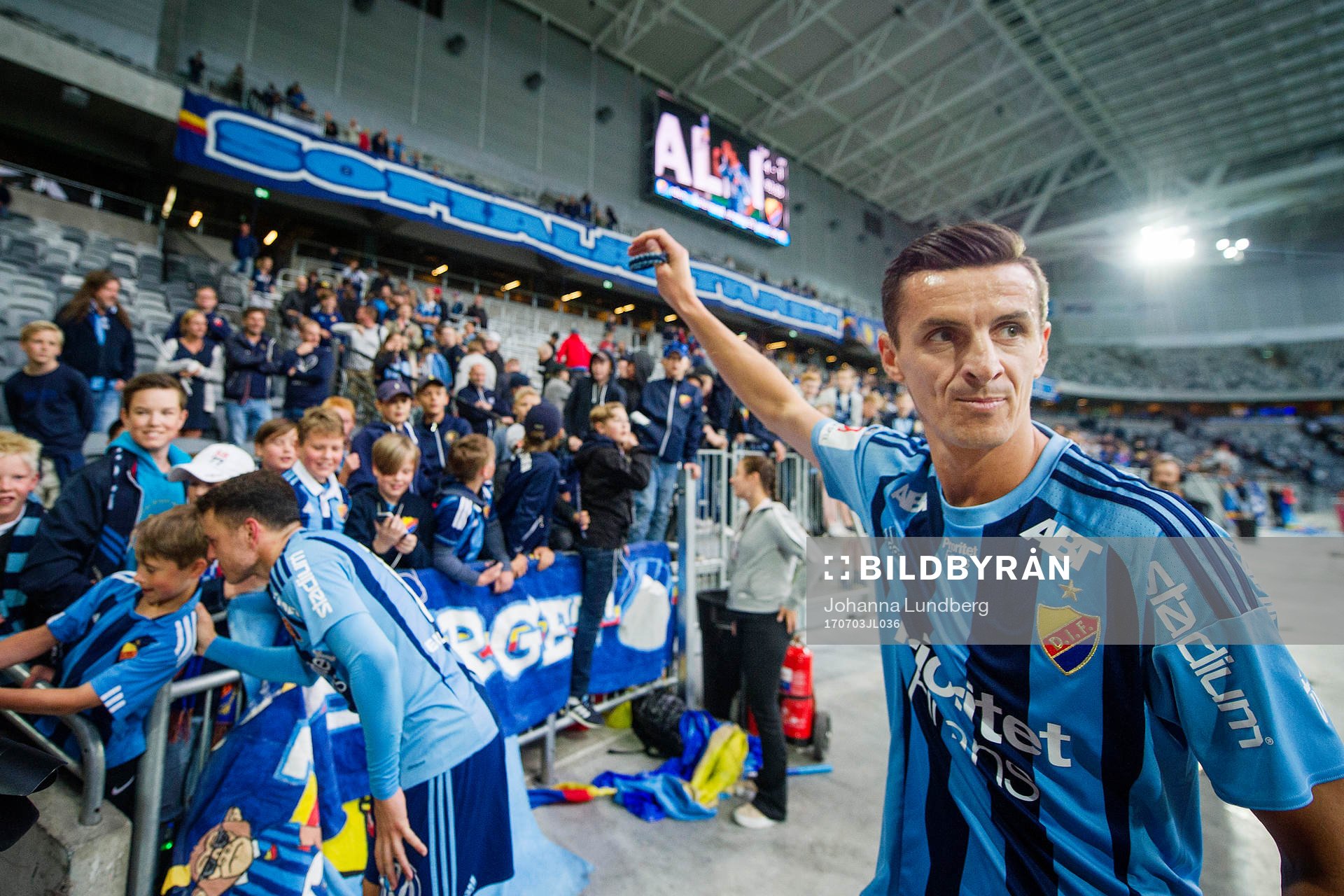 Djurgårdens Haris Radetinac tackar publiken efter fotbollsmatchen i Allsvenskan mellan Djurgården och Kalmar den 3 juli 2017 i Stockholm.