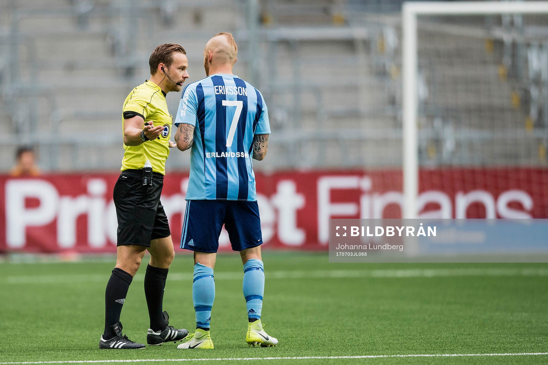 Djurgårdens Magnus Eriksson är framme och protesterar mot