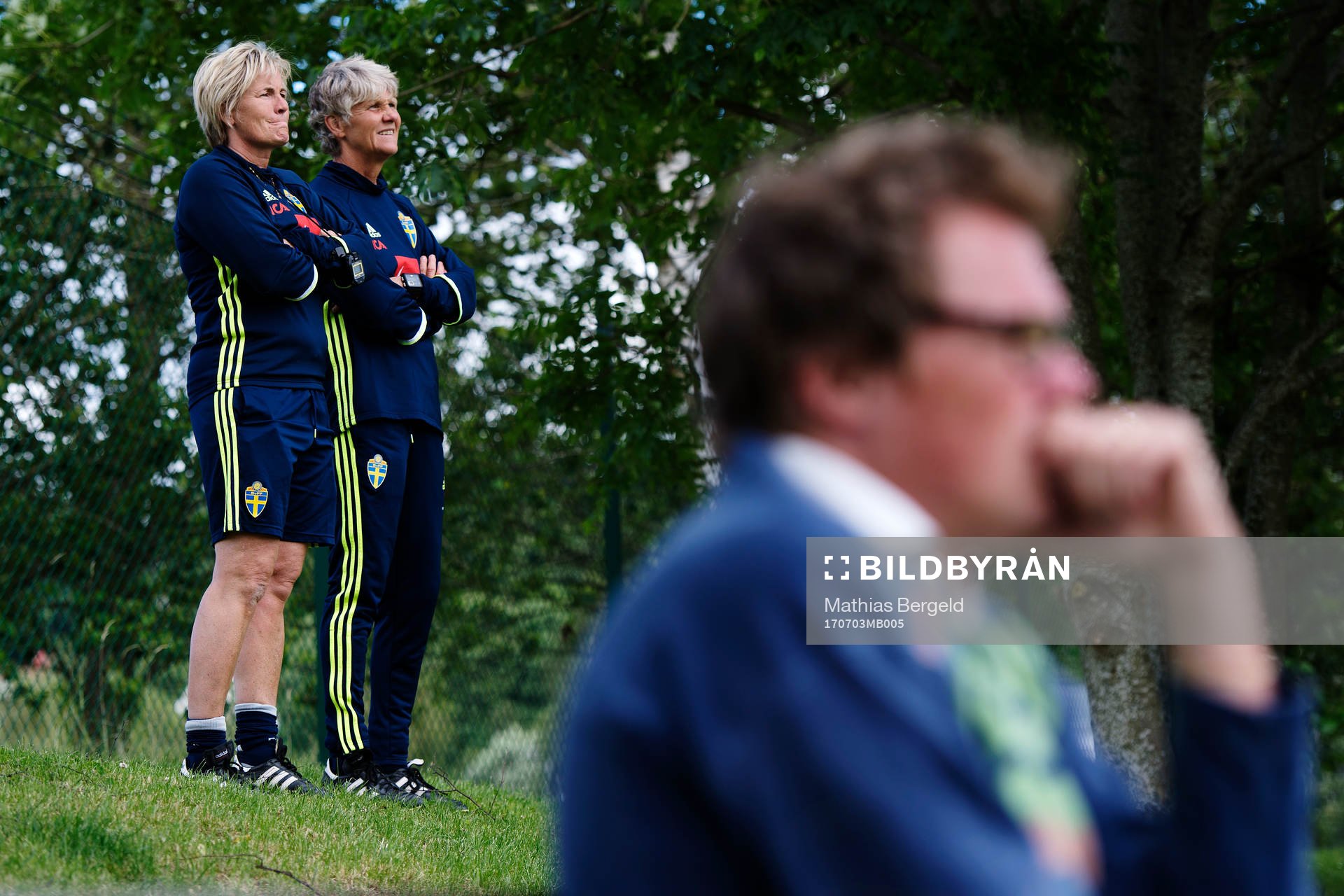 Lilie Persson, assisterande förbundskapten och förbundskapten Pia Sundhage under en träning med Sveriges damlandslag i fotboll den 3 juli 2017 i Göteborg.