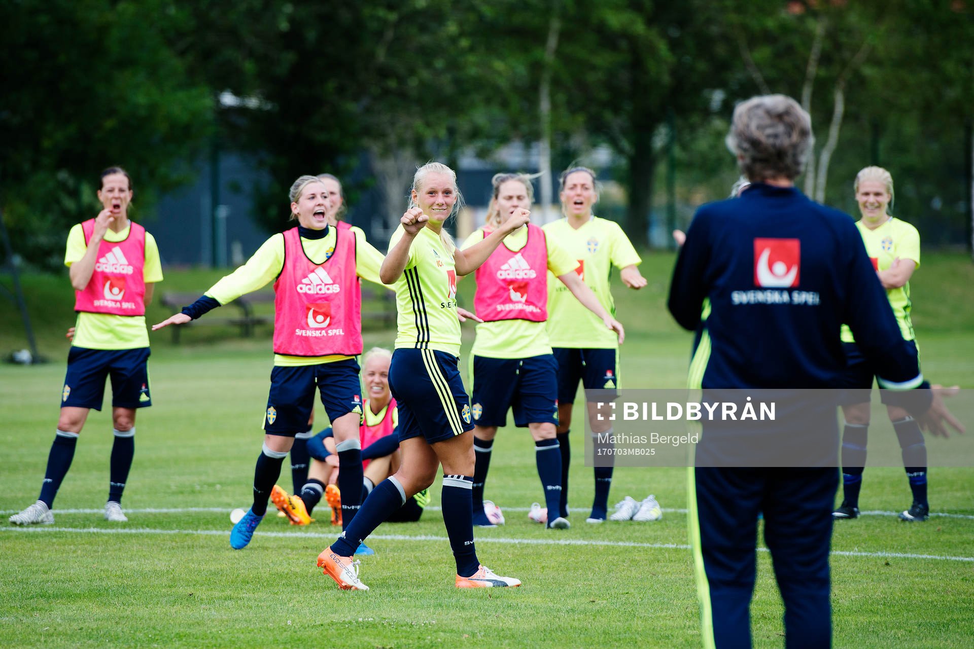 Stina Blackstenius jublar efter att hennes lag vunnit en prickskyttetävling under en träning med Sveriges damlandslag i fotboll den 3 juli 2017 i Göteborg.