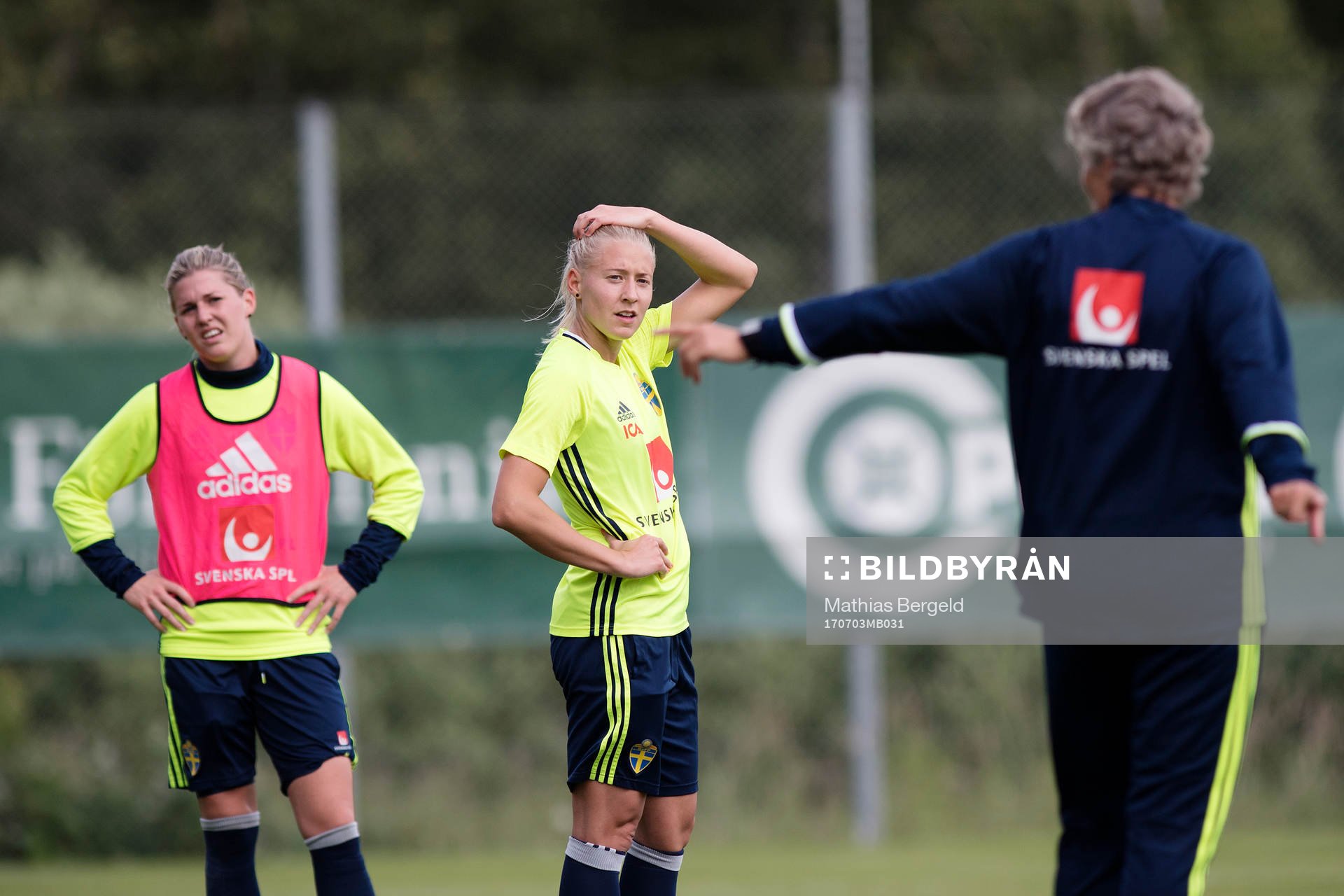 Olivia Schough och Julia Spetsmark lyssnar på förbundskapten Pia Sundhage under en träning med Sveriges damlandslag i fotboll den 3 juli 2017 i Göteborg.