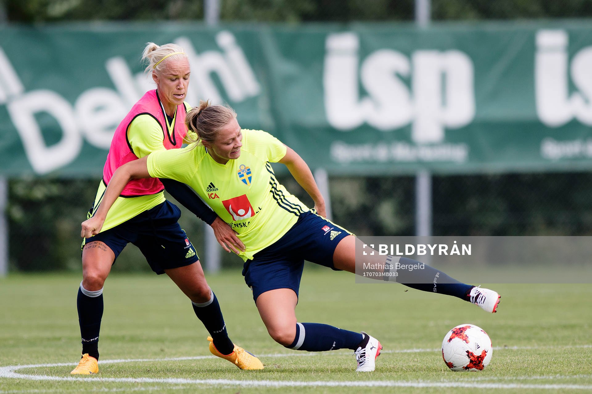 Caroline Seger i närkamp med Fridolina Rolfö under en träning med Sveriges damlandslag i fotboll den 3 juli 2017 i Göteborg.