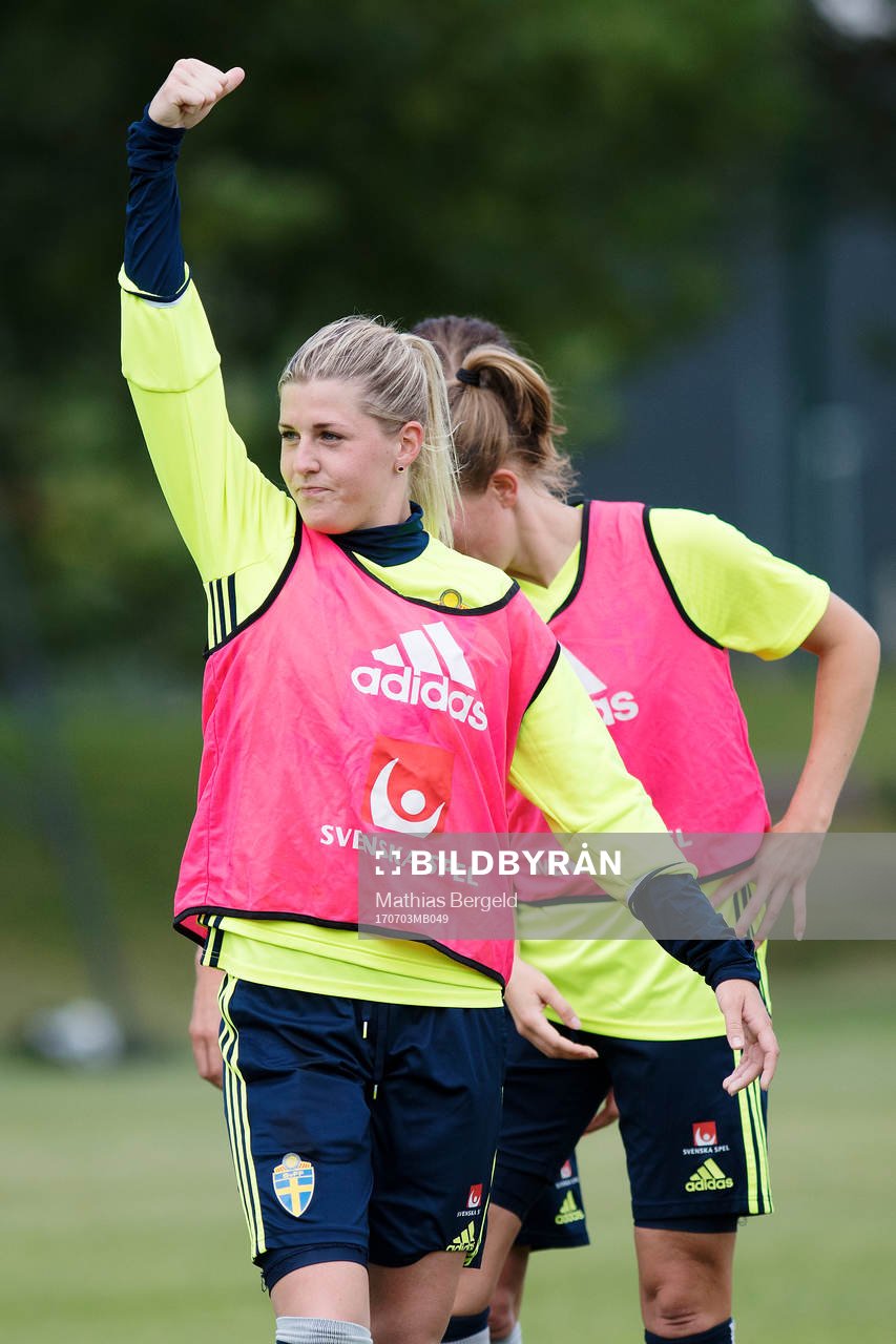 Olivia Schough jublar