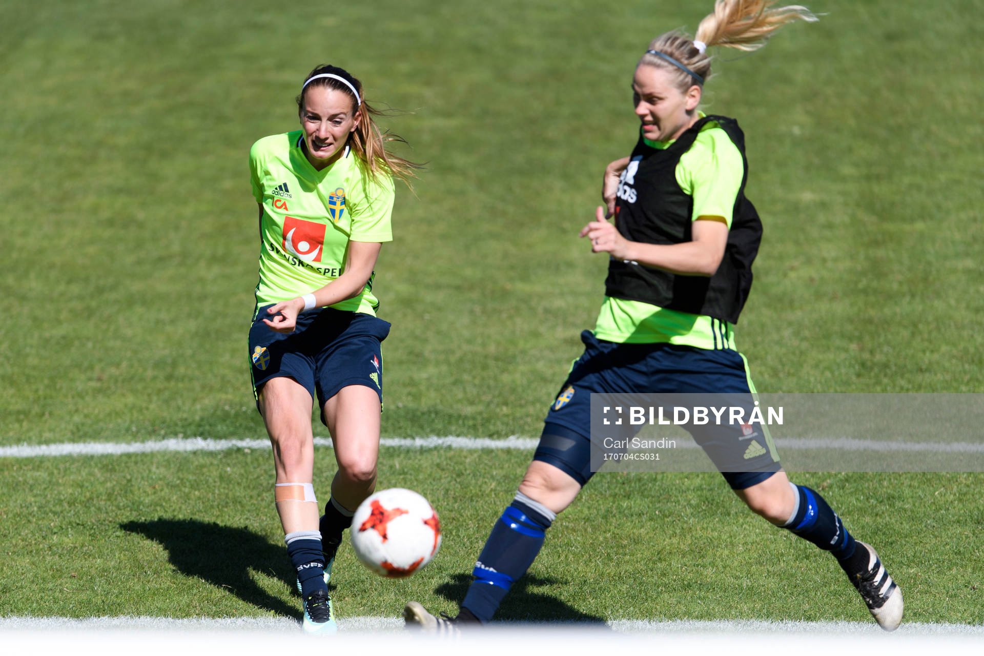 Kosovare Asllani och Lisa Dahlkvist