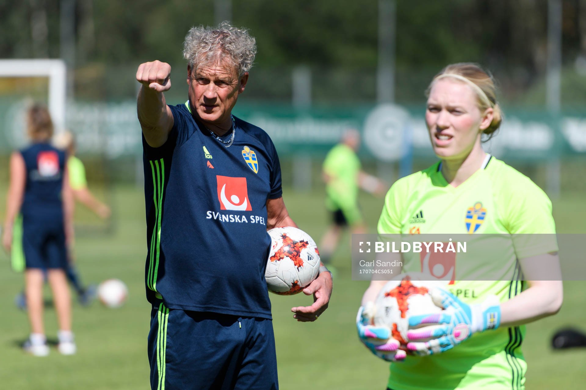 Målvaktstränare Mikael Olsson och målvakt Hedvig Lindahl