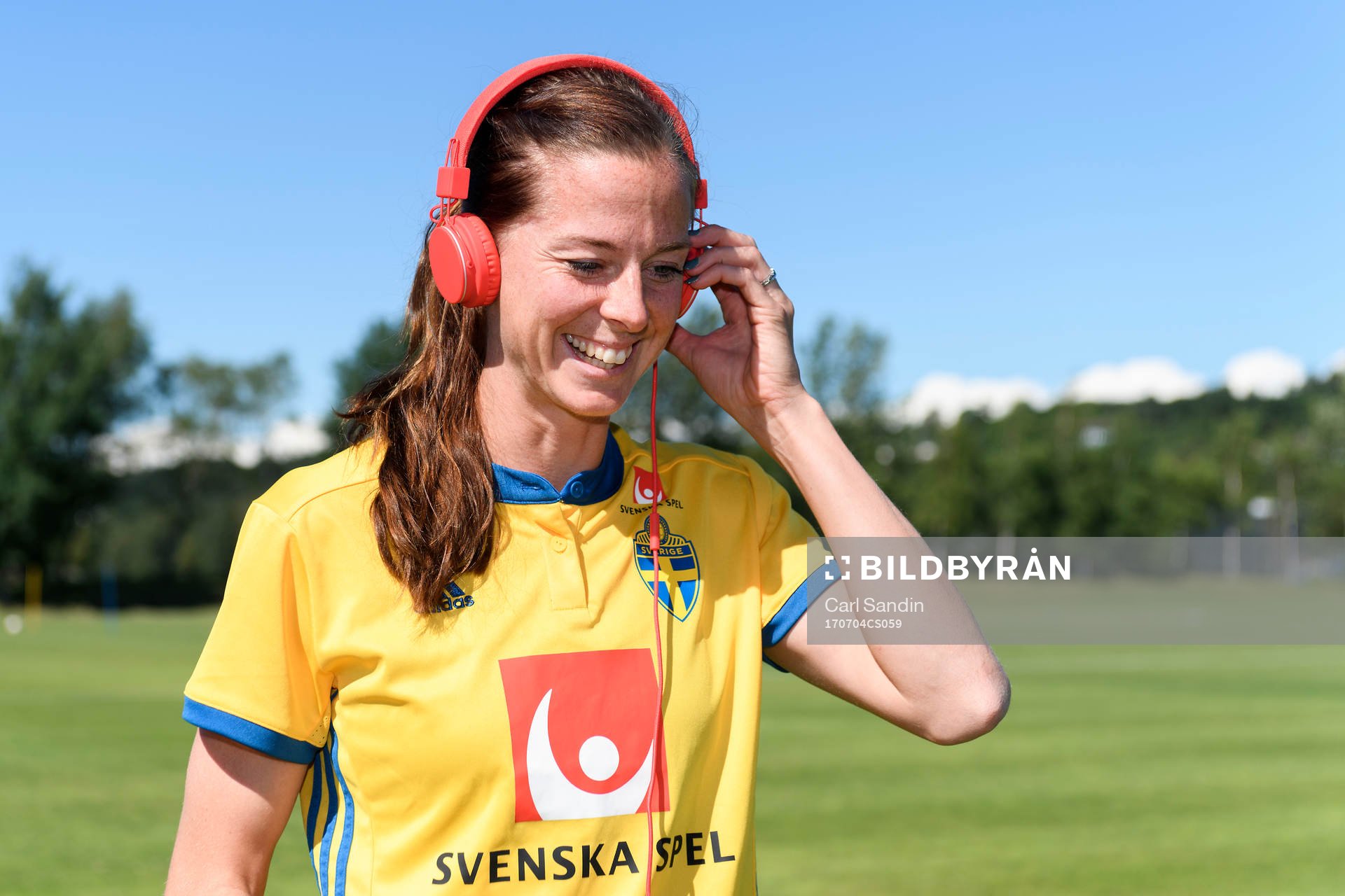 Lotta Schelin med hörlurar på sig innan en träning med