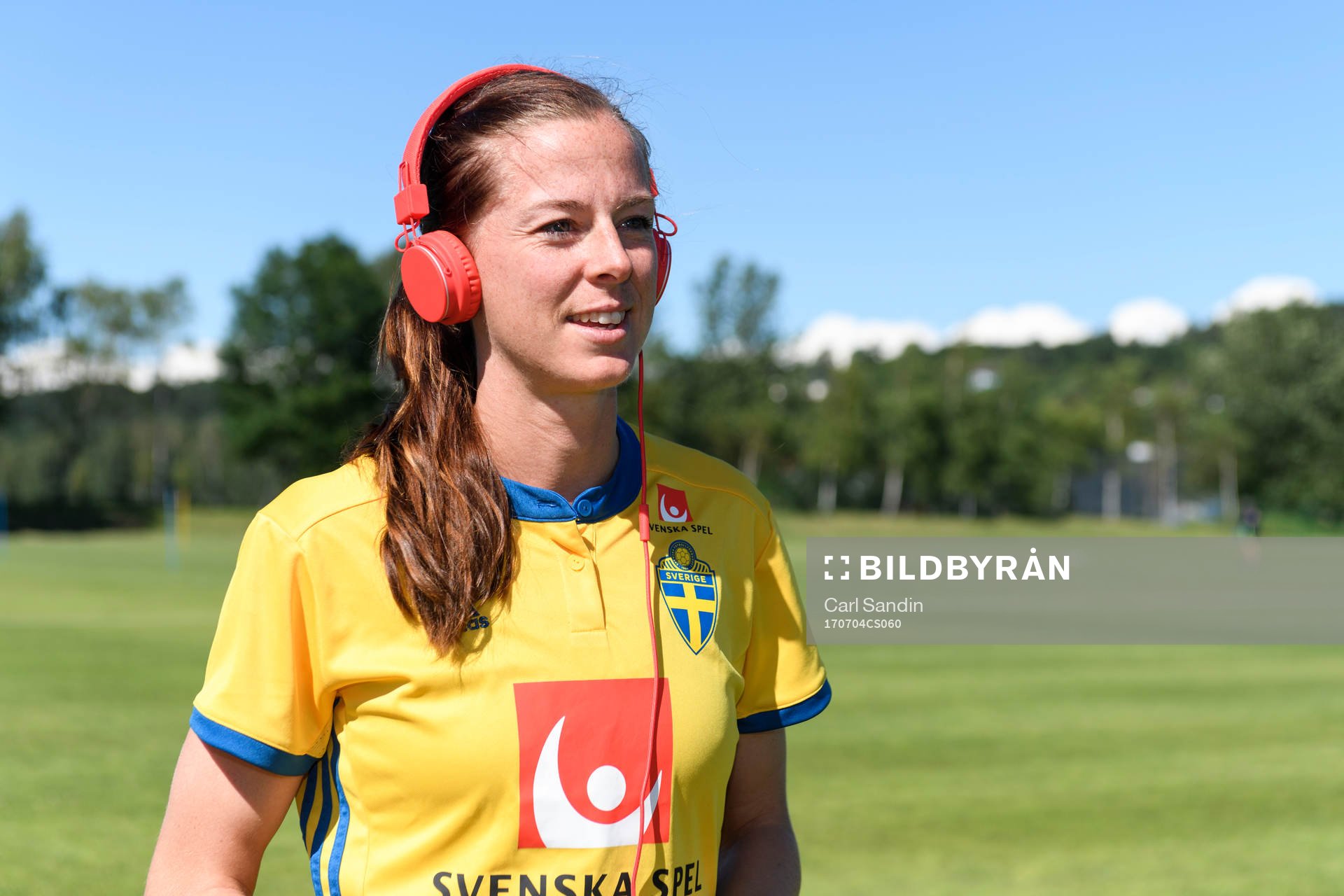 Lotta Schelin med hörlurar på sig innan en träning med