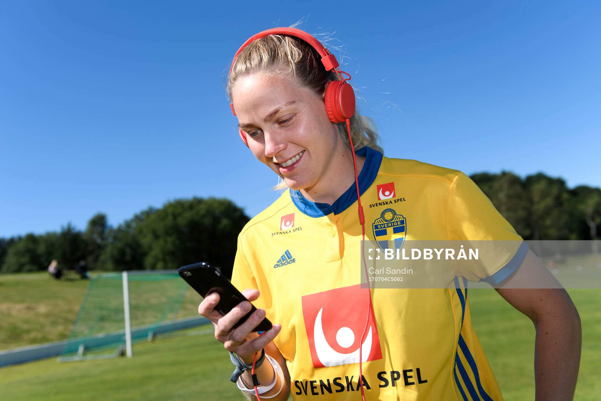Lisa Dahlkvist med hörlurar på sig innan en träning med