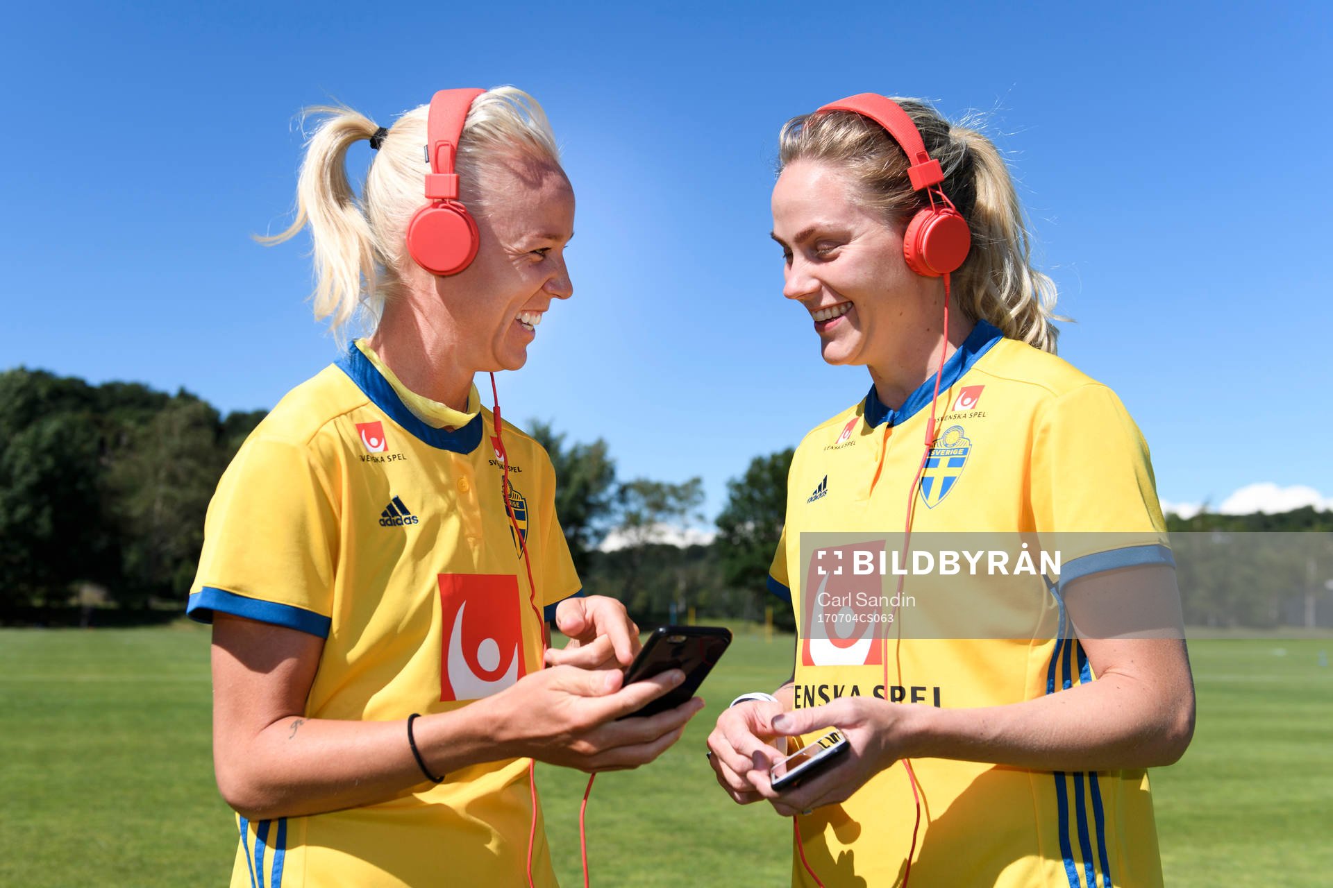 Caroline Seger och Lisa Dahlkvist med hörlurar på sig