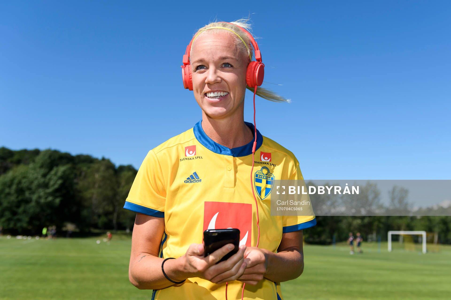 Caroline Seger med hörlurar på sig innan en träning med