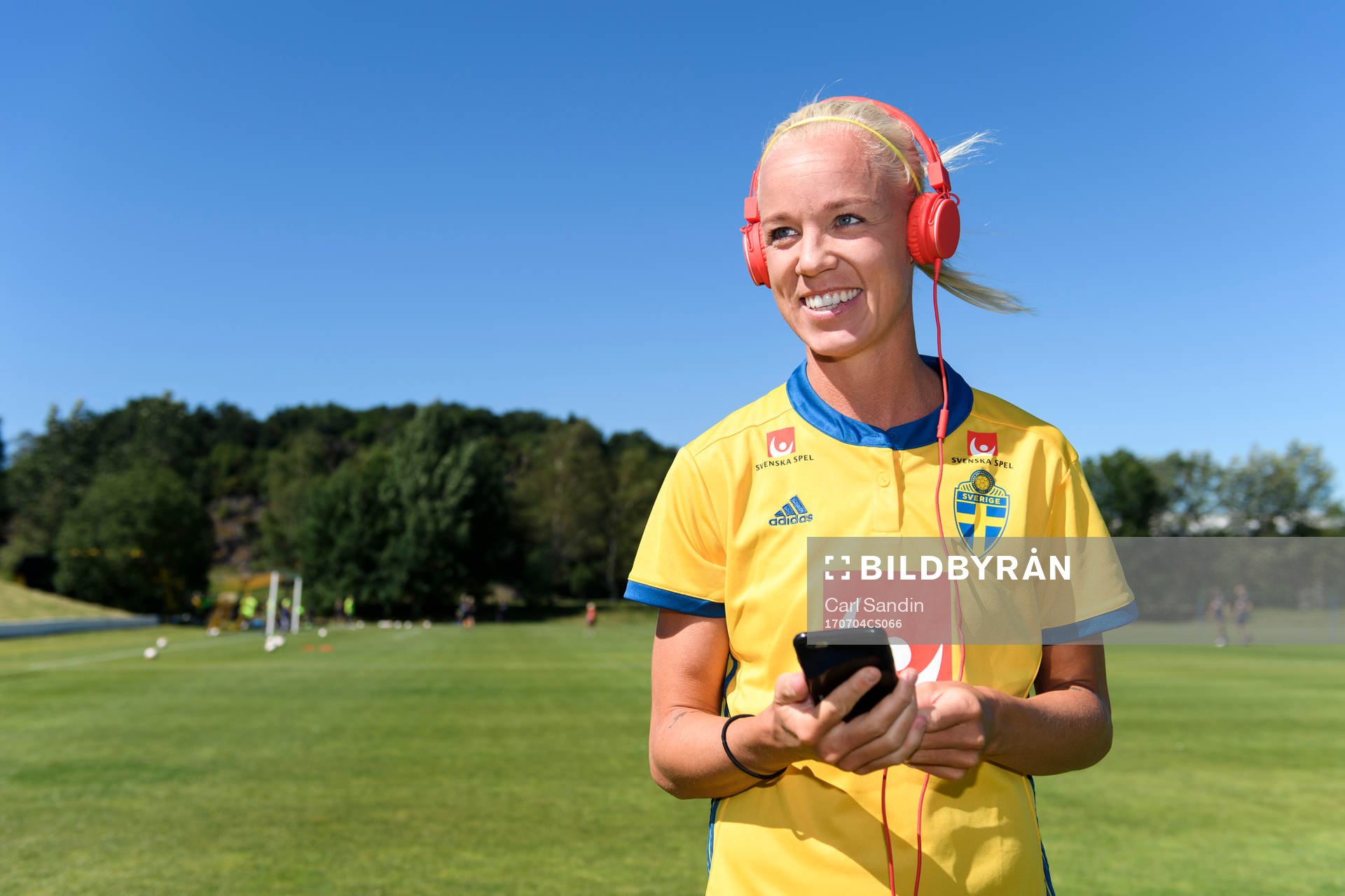 Caroline Seger med hörlurar på sig innan en träning med
