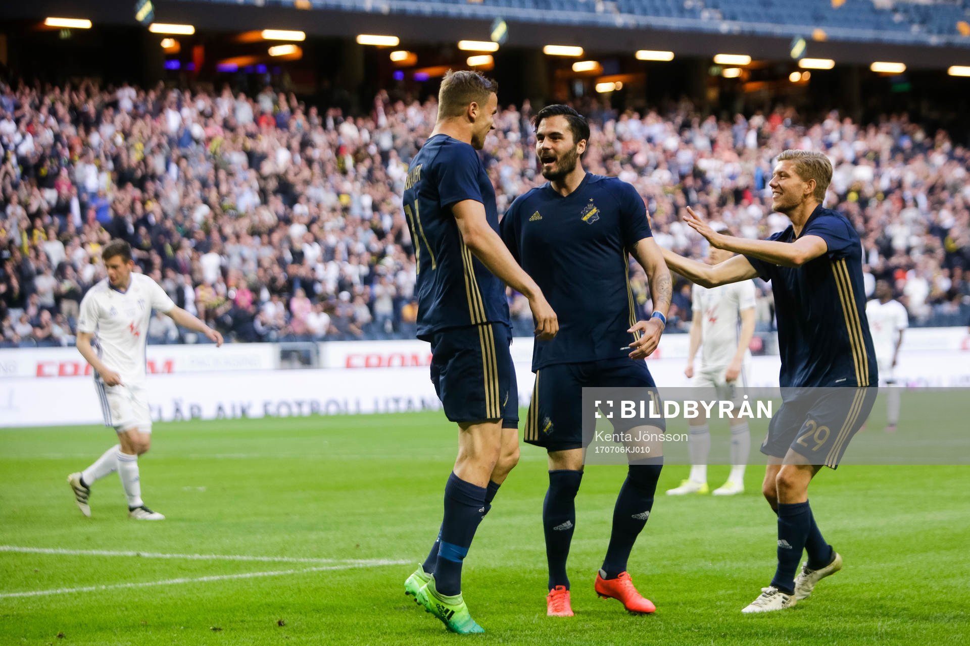 s Eero Markkanen och Denni Avdic jublar