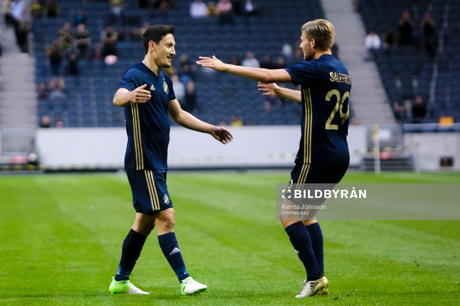 s Stefan Ishizaki jublar med Anton Jönsson Salétros