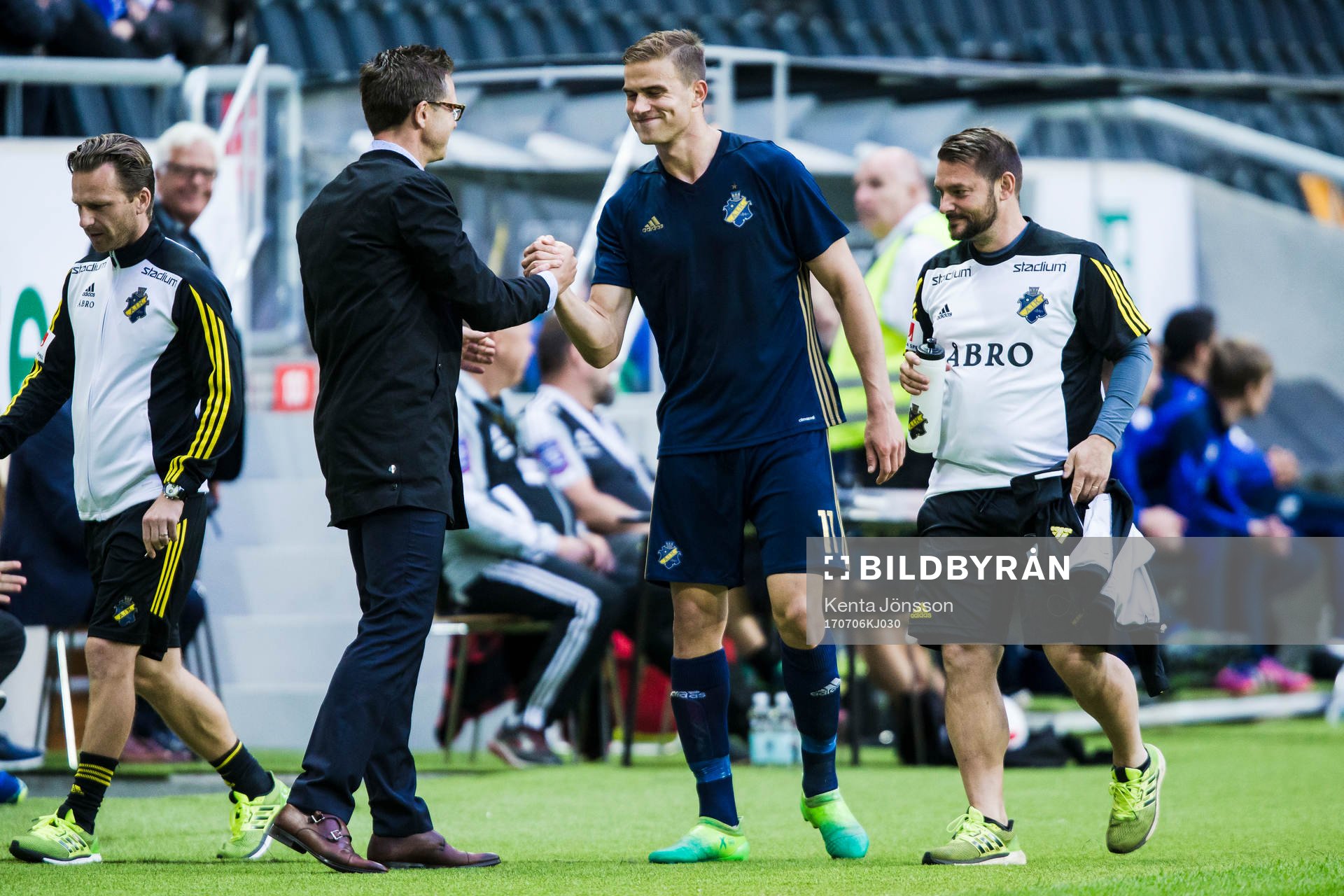 s Eero Markkanen tackas av tränare Rikard Norling