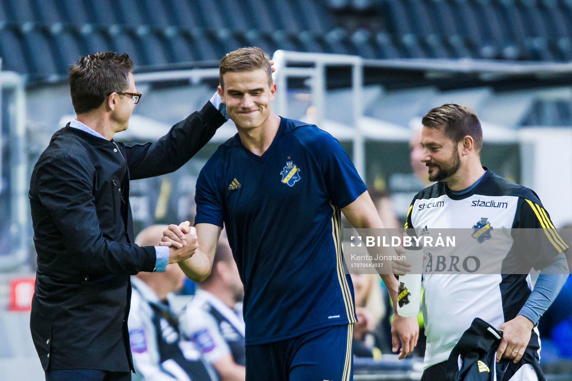 s Eero Markkanen tackas av tränare Rikard Norling