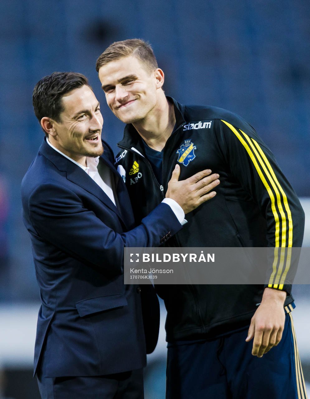 s Stefan Ishizaki och Eero Markkanen jublar