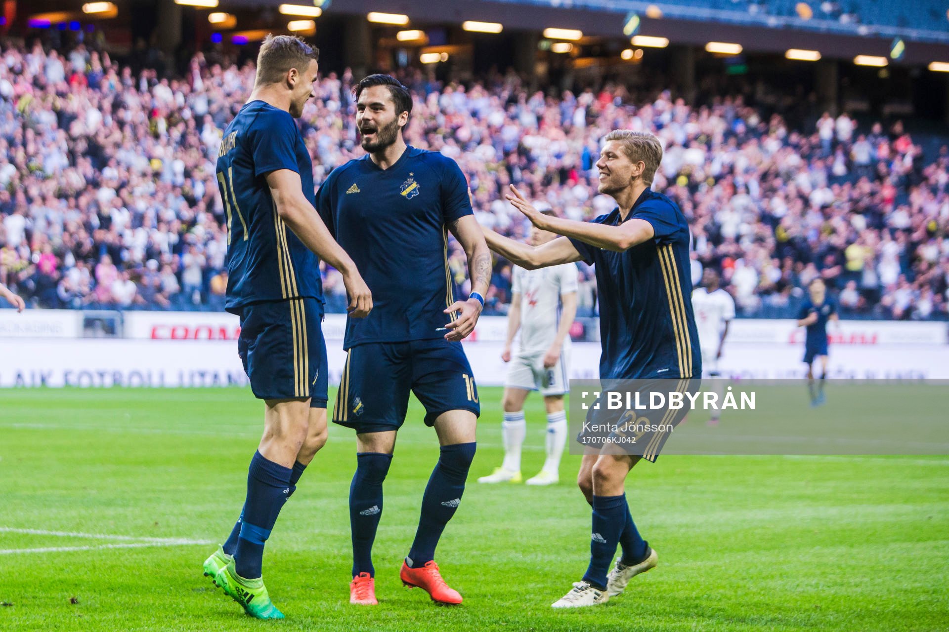 s Eero Markkanen jublar med Denni Avdic och Anton Jönsson