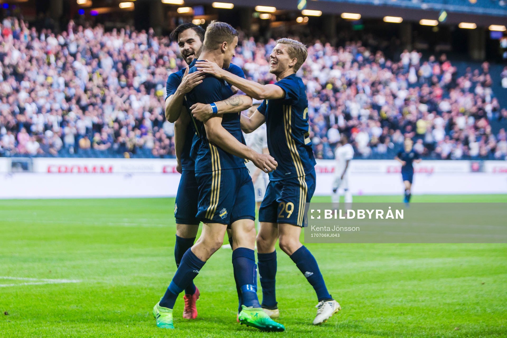 s Eero Markkanen jublar med Denni Avdic och Anton Jönsson