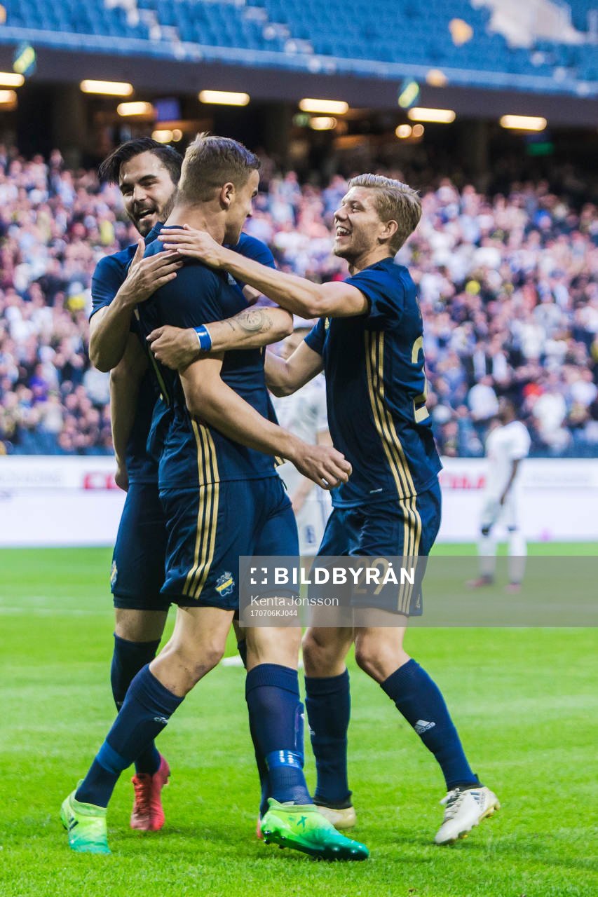 s Eero Markkanen jublar med Denni Avdic och Anton Jönsson