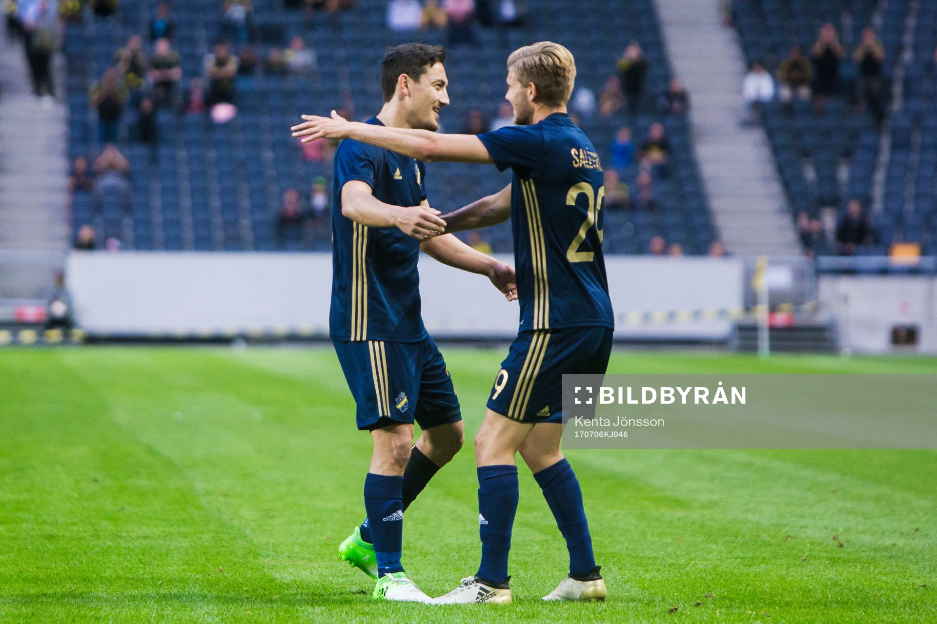 s Stefan Ishizaki jublar med Anton Jönsson Salétros