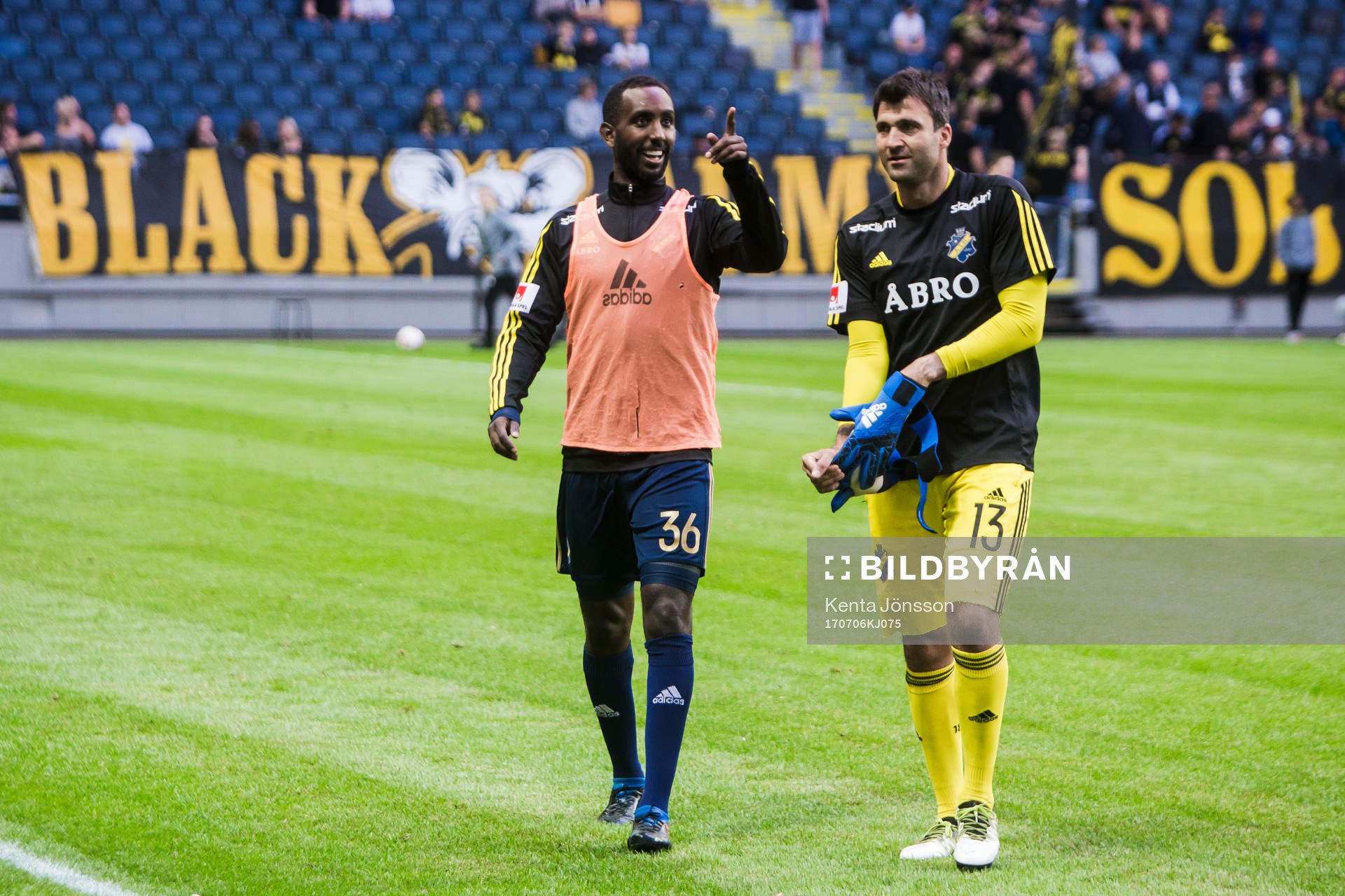 s Henok Goitom och målvakt Kyriakos Stamatopoulos innan