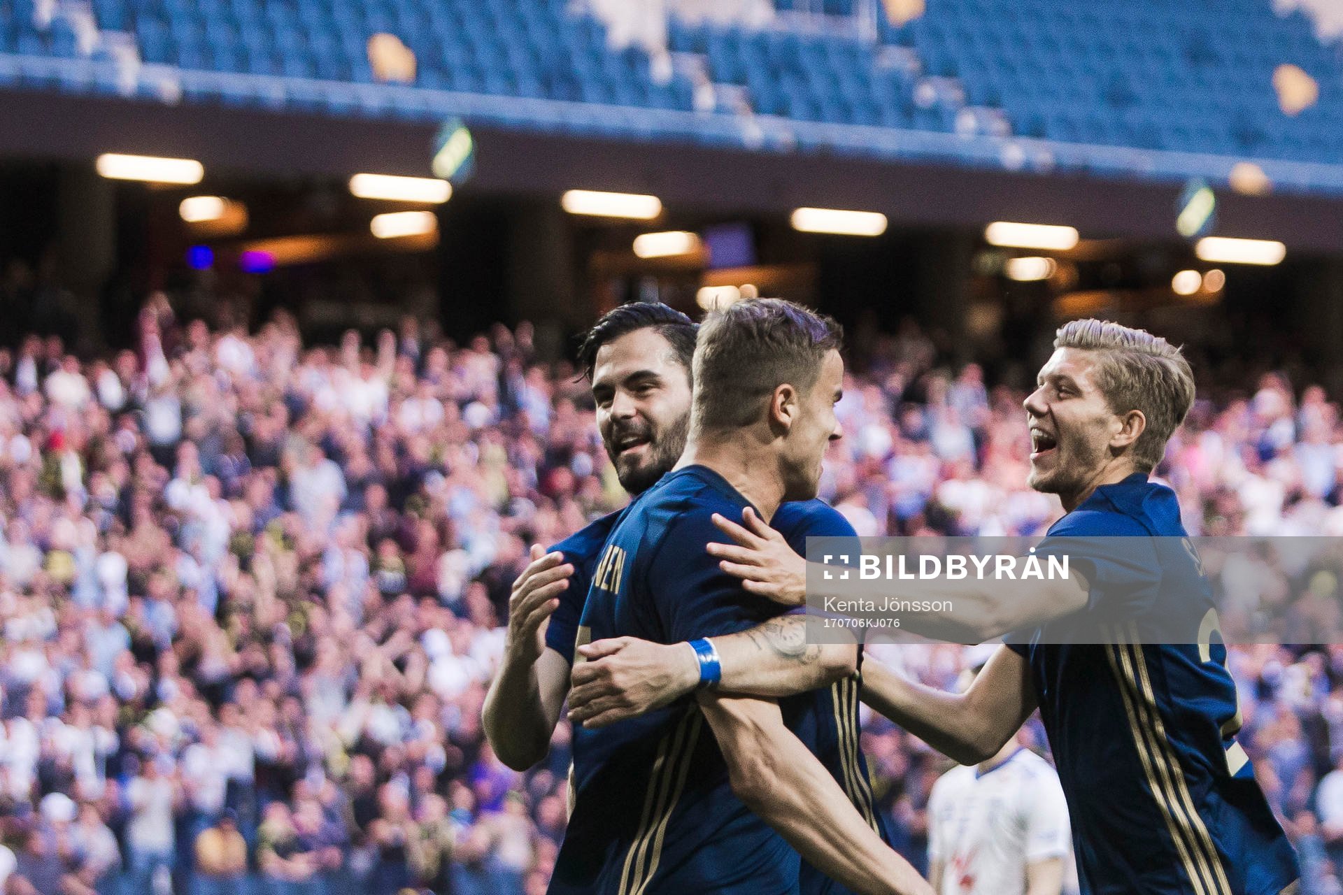 AIK:s Eero Markkanen jublar med Denni Avdic ichg Anton Jönsson Salétros efter 1-0 under fotbollsmatchen i kvalet till Europa League mellan AIK och Klaksvik den 6 Juli 2017 i Solna. 