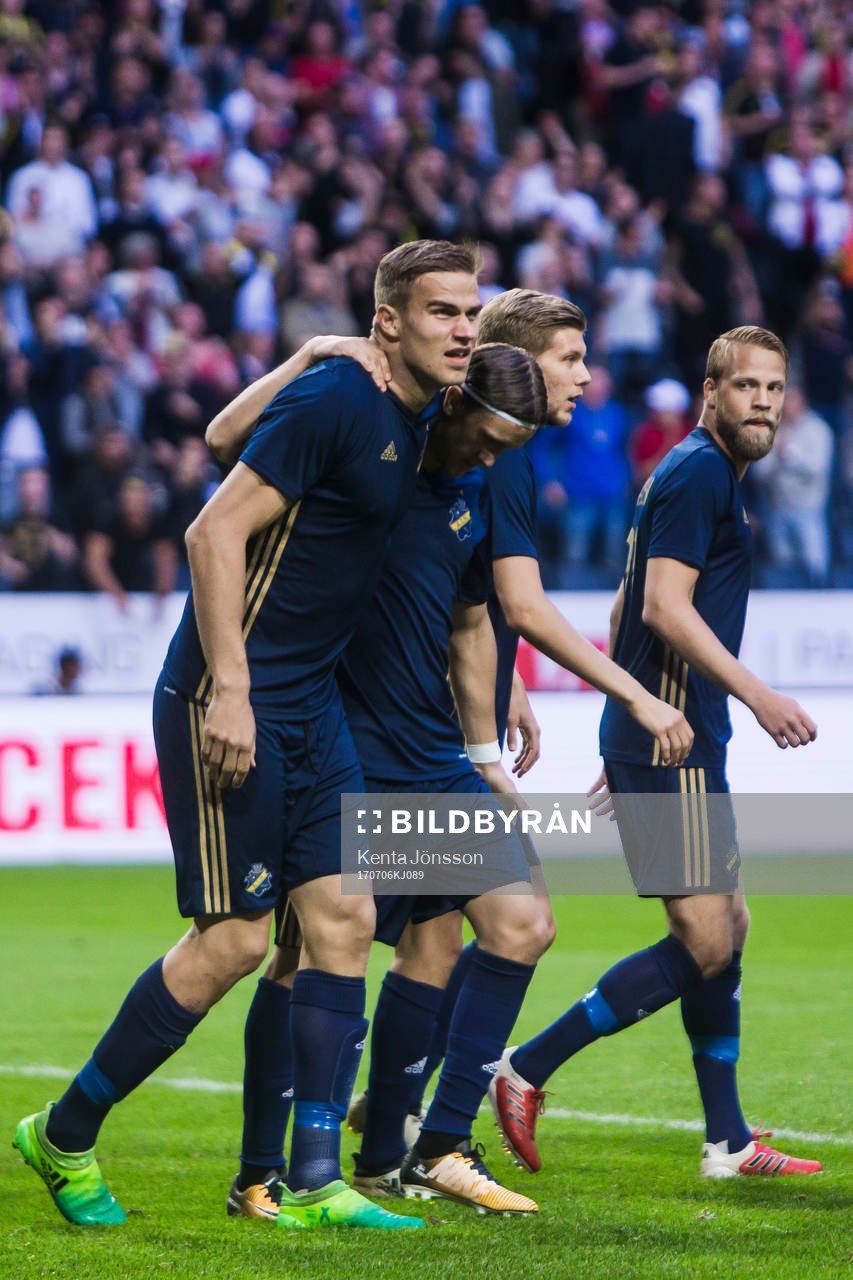 s Eero Markkanen jublar med Kristoffer Olsson , Anton