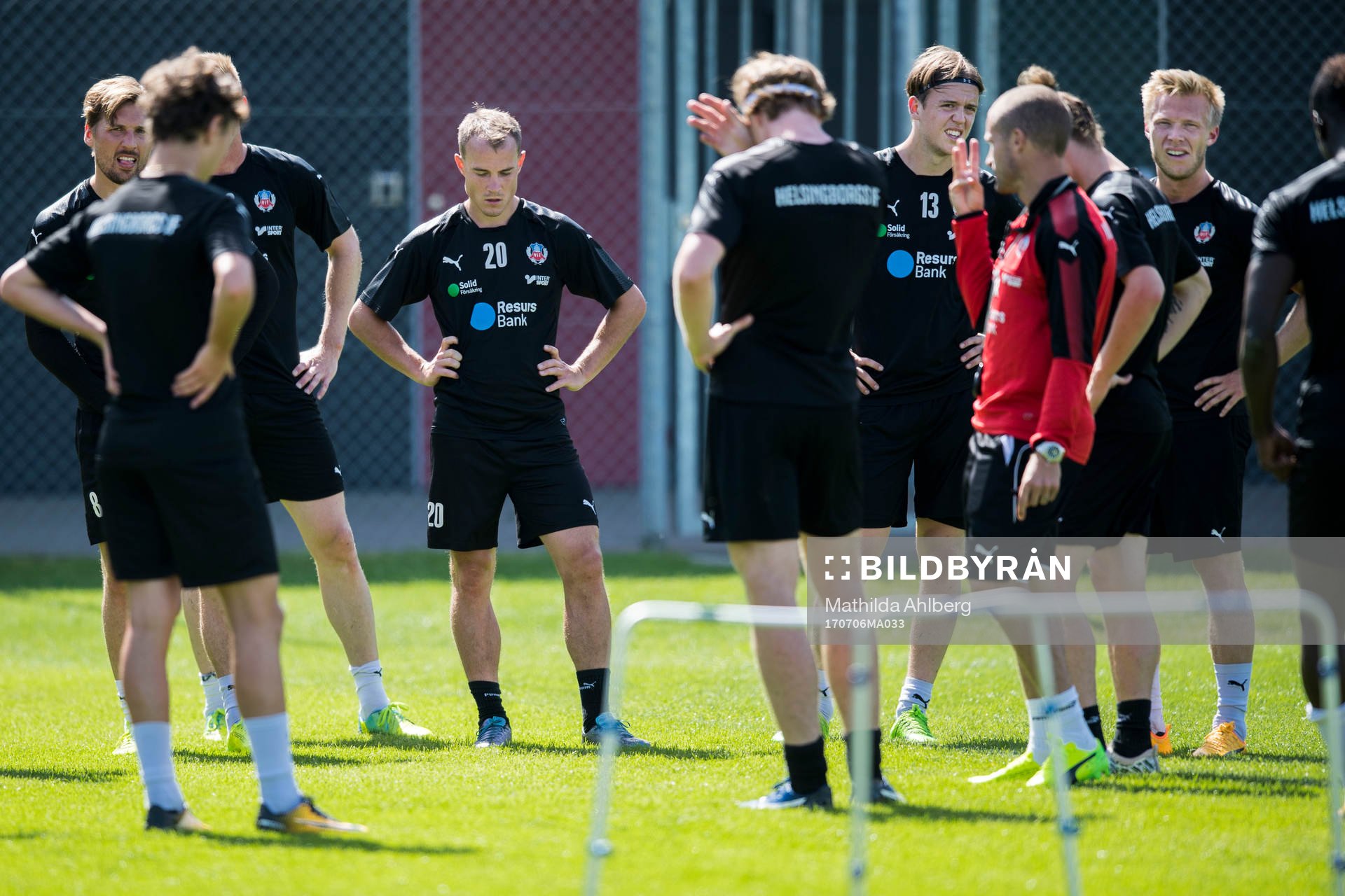 Helsingborgs spelare lyssnar på instruktioner
