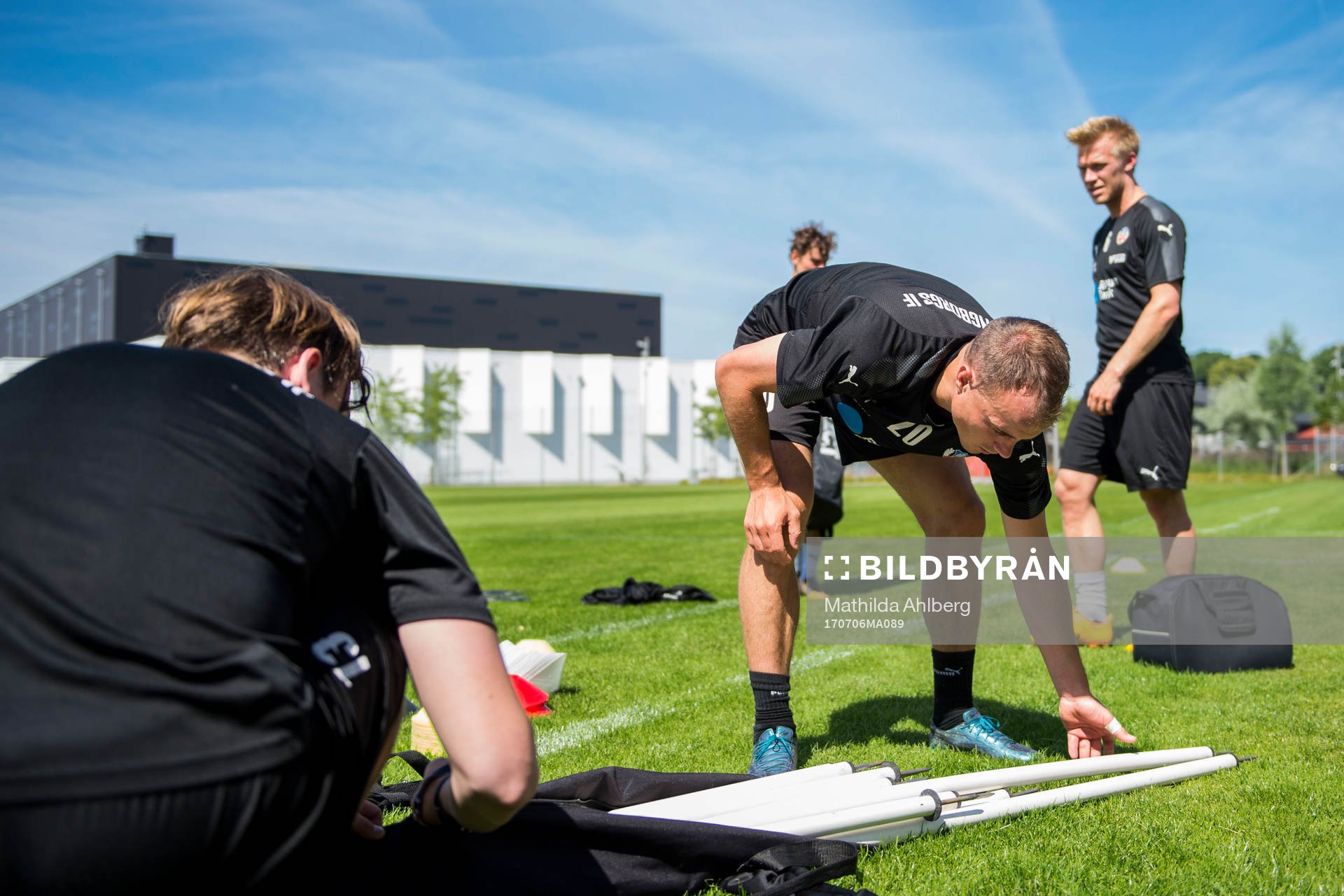 Helsingborgs Carl Wede plockar ihop material under en fotbollstränings den 6 juli 2017 i Helsingborg.