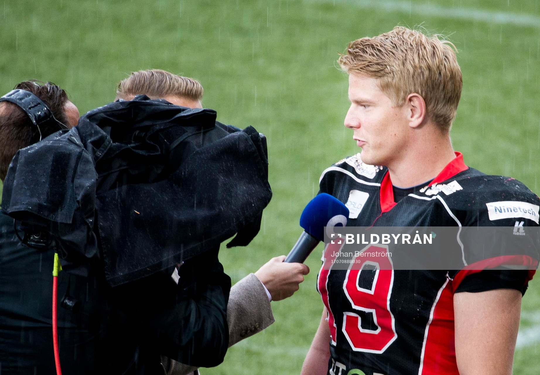 Carlstad Crusaders Olof Flemström blir intervjuad