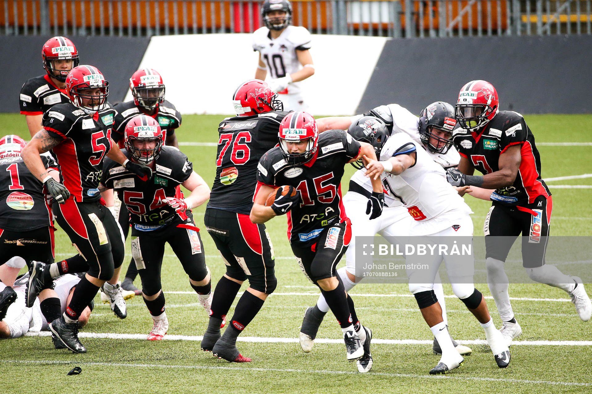Carlstads Patrik Nyman med bollen under SM-finalen i Superserien mellan Örebro och Carlstad den 8 juli 2017 i Örebro.