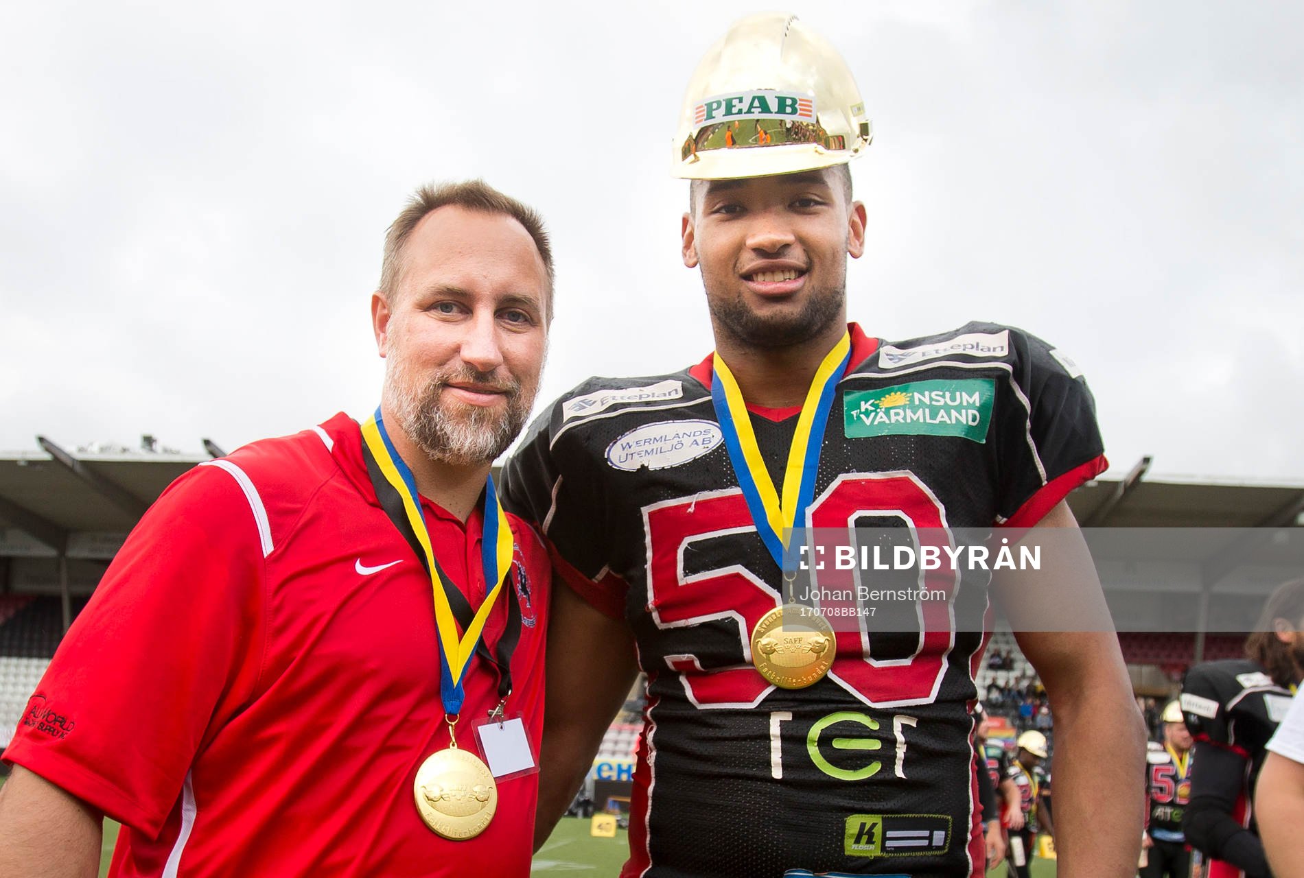 Carlstad Crusaders tränare Tracey Gere och Leo Krafft med guldmedaljer under SM-finalen i Superserien mellan Örebro och Carlstad den 8 juli 2017 i Örebro.