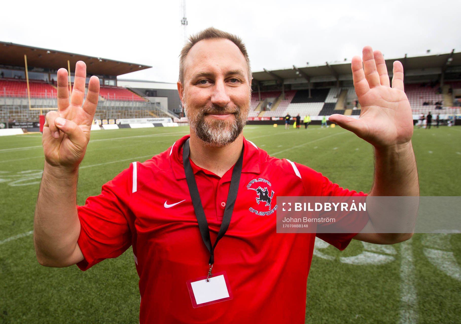 Carlstad Crusaders tränare Tracey Gere visar åtta fingrar