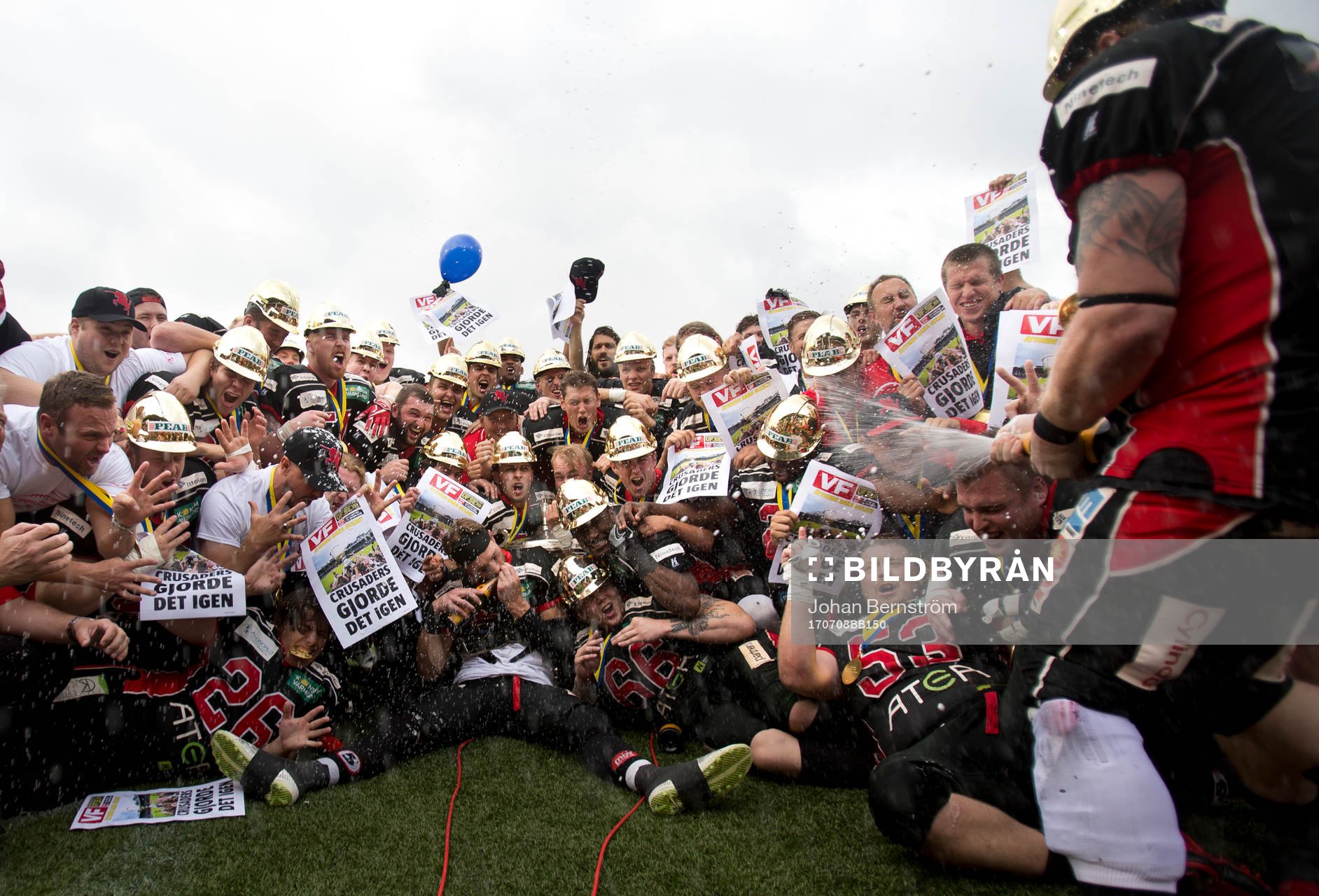 Carlstad Crusaders firar SM-guldet och Christian Forsman sprutar champagne på sina lagkompisar under SM-finalen i Superserien mellan Örebro och Carlstad den 8 juli 2017 i Örebro.