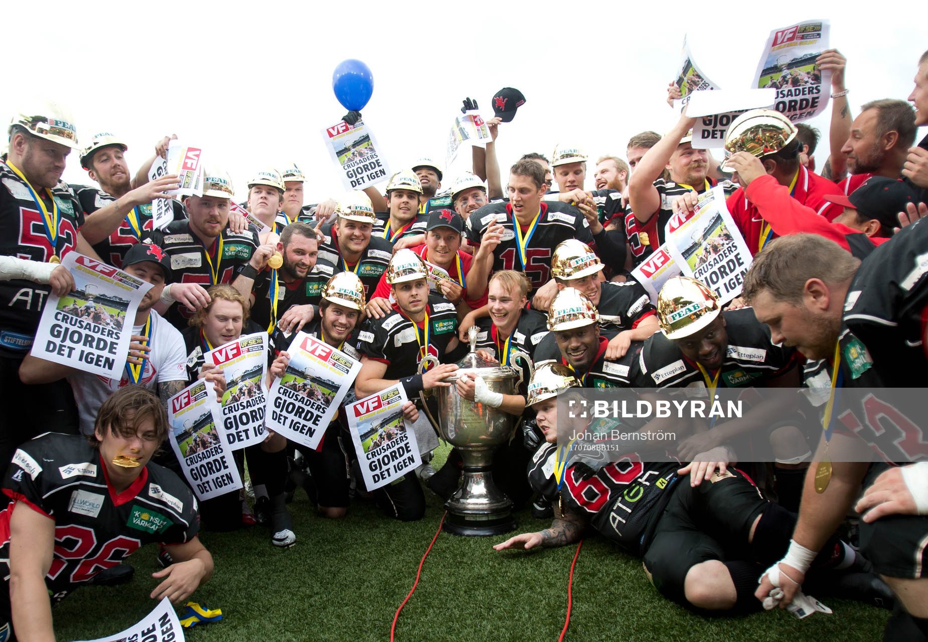 Carlstad Crusaders firar guldet med bucklan i mitten under SM-finalen i Superserien mellan Örebro och Carlstad den 8 juli 2017 i Örebro.