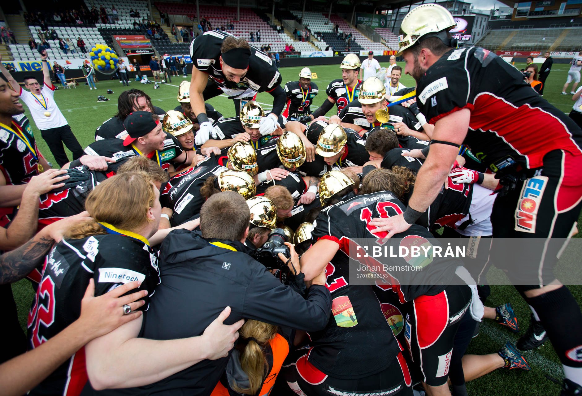Carlstad Crusadersspelarna jublar i en hög
