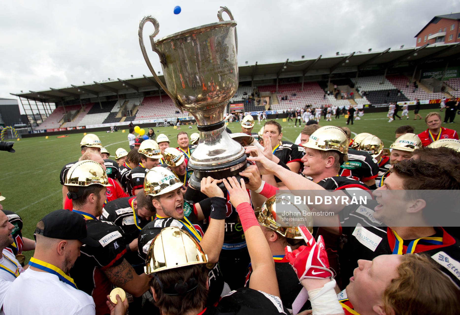 Carlstad Crusadersspelarna jublarmed buckan