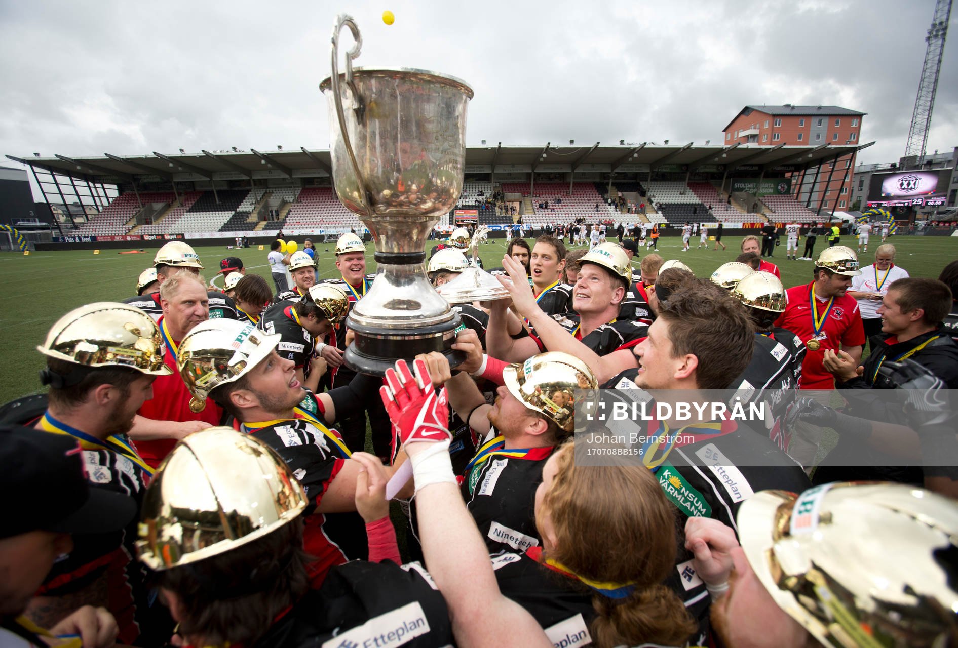 Carlstad Crusadersspelarna jublarmed buckan