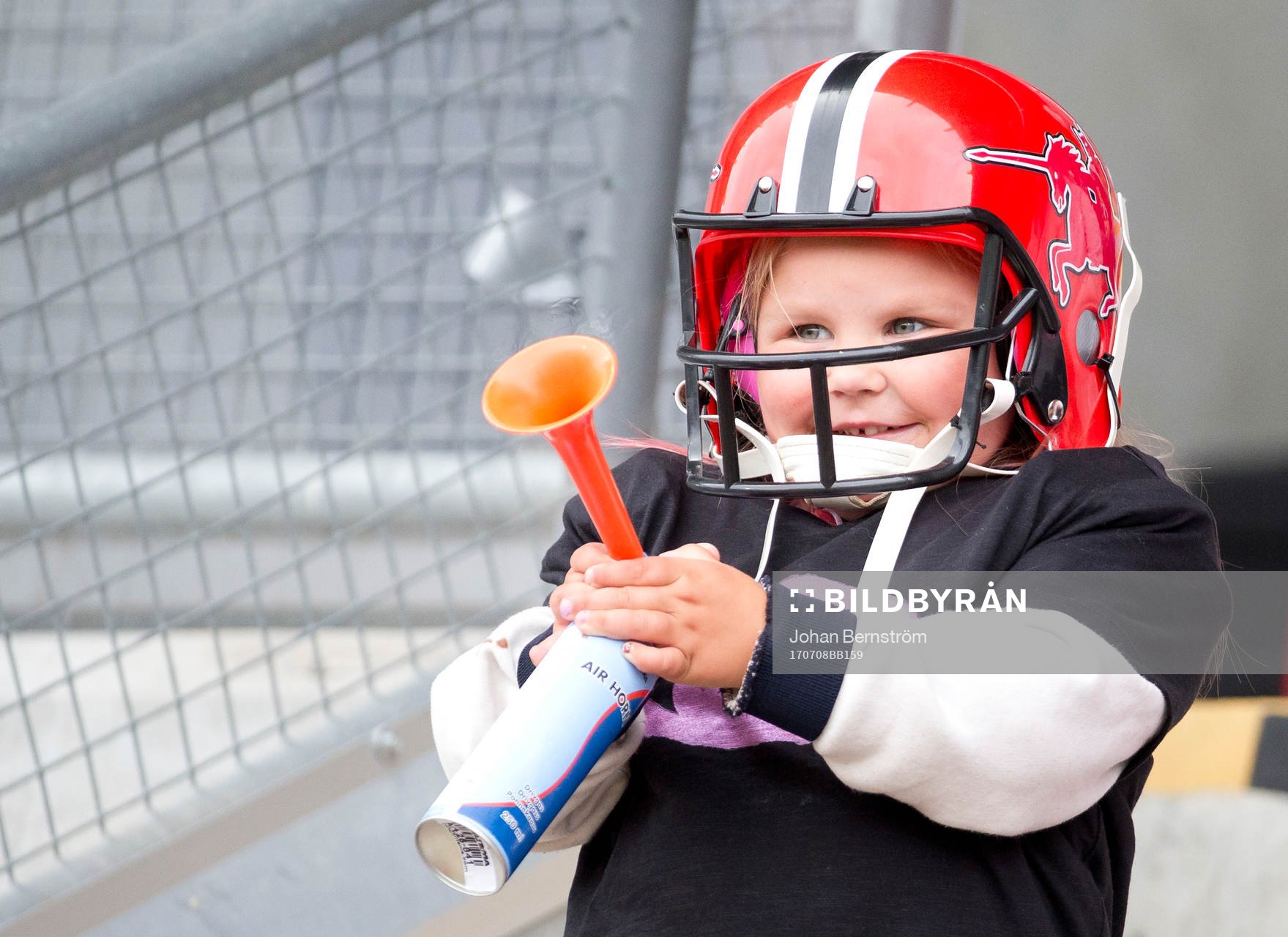 Ung Carlstad Crusaderssupporter med signalhorn och hjälm