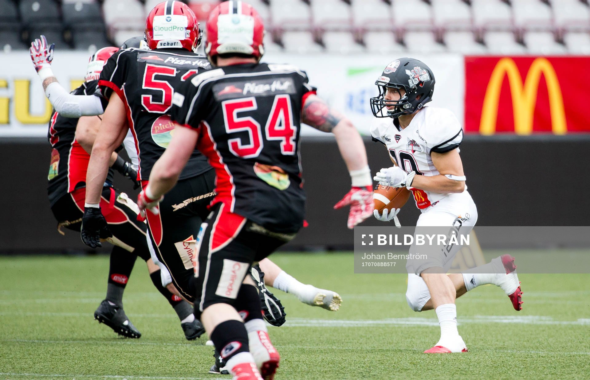 Örebro Black Knights Jonatan Gihl med bollen