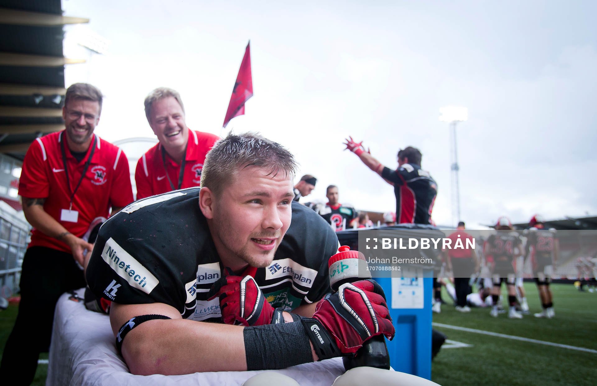 Carlstad Crusaders Victor Toresson får massage