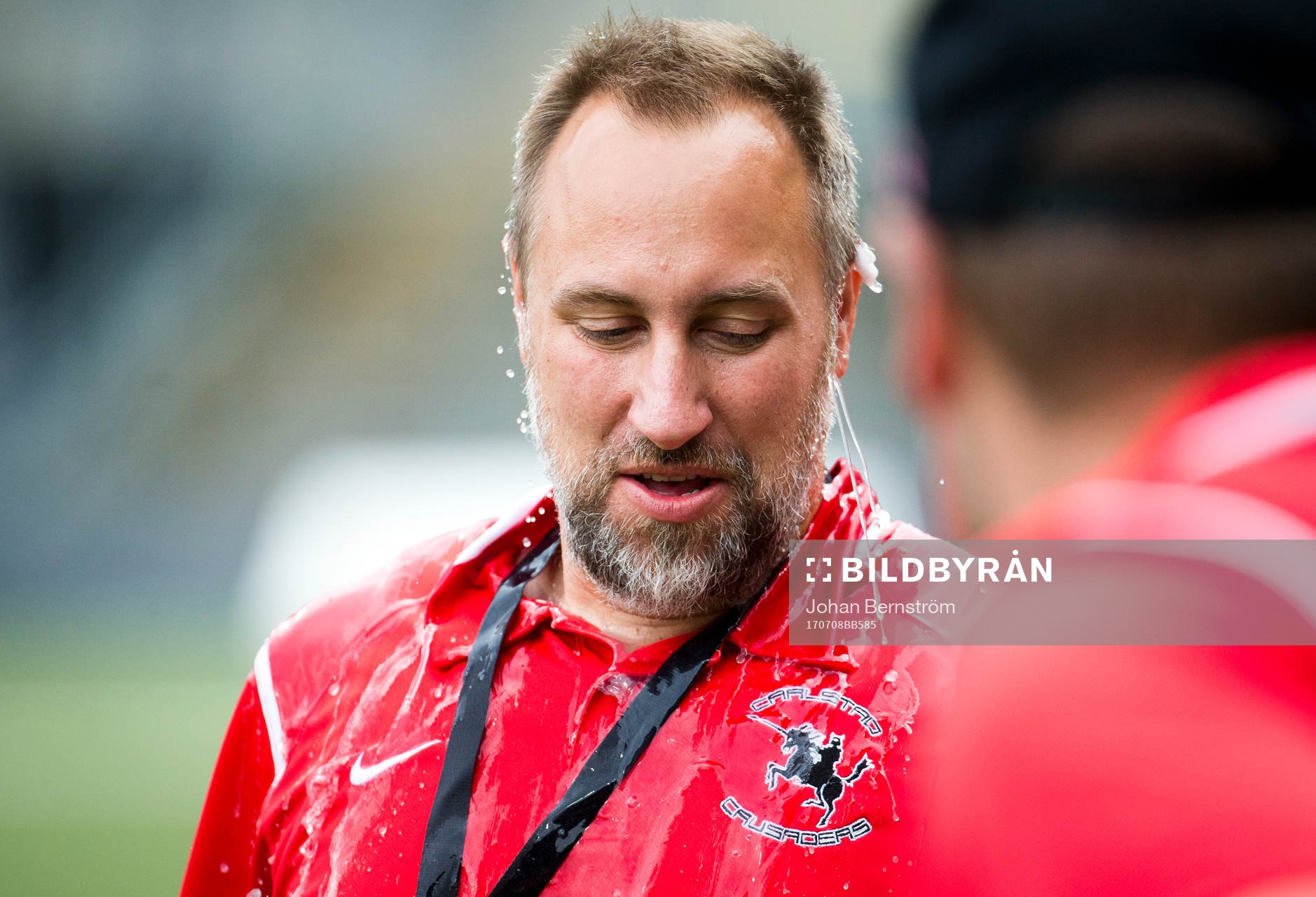 Carlstad Crusaders tränare Tracey Gere har precis fått en hink vatten över sig under SM-finalen i Superserien mellan Örebro och Carlstad den 8 juli 2017 i Örebro.