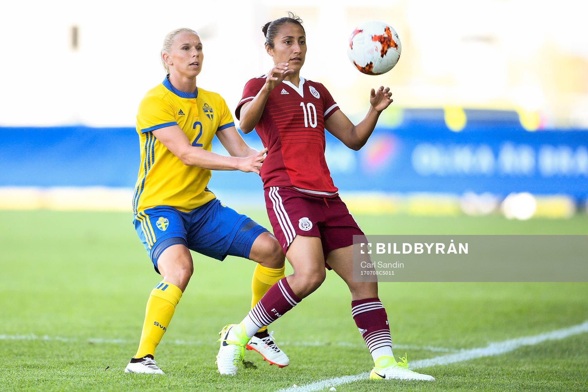Sveriges Jonna Andersson och Mexikos Stephany Mayor under träningslandskampen i fotboll mellan Sverige och Mexiko den 8 juli 2017 i Falkenberg.
