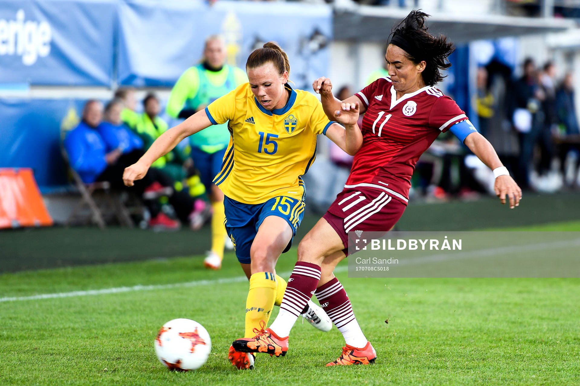 Sveriges Olivia Schough och Mexikos Monica Ocampo under träningslandskampen i fotboll mellan Sverige och Mexiko den 8 juli 2017 i Falkenberg.