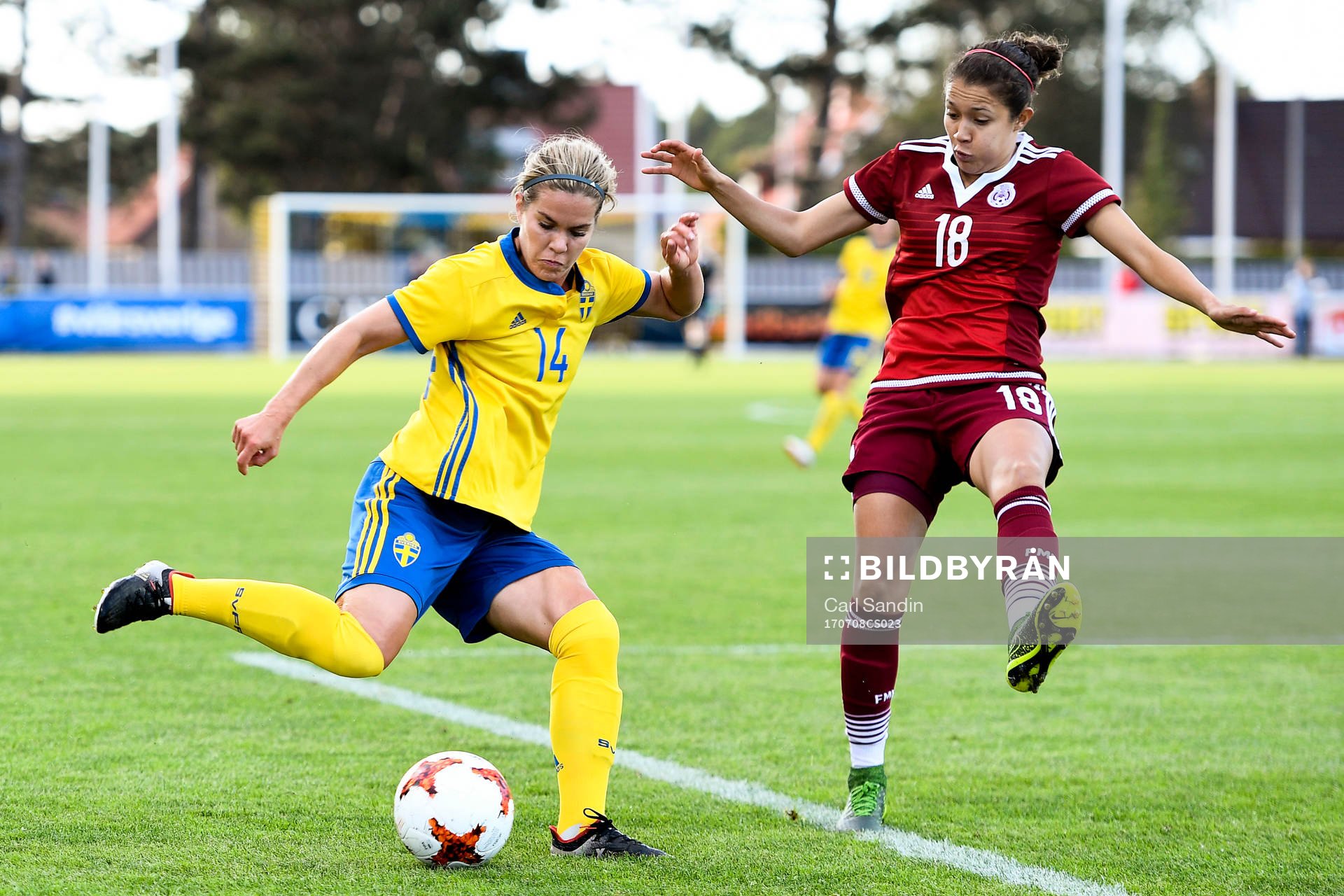 Sveriges Hanna Folkesson och Mexikos Yamile Franco under träningslandskampen i fotboll mellan Sverige och Mexiko den 8 juli 2017 i Falkenberg.
