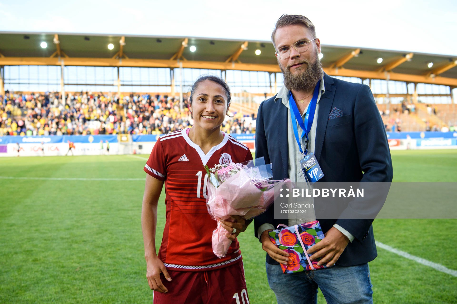 Mexikos Stephany Mayor får pris som matchens lirare efter träningslandskampen i fotboll mellan Sverige och Mexiko den 8 juli 2017 i Falkenberg.