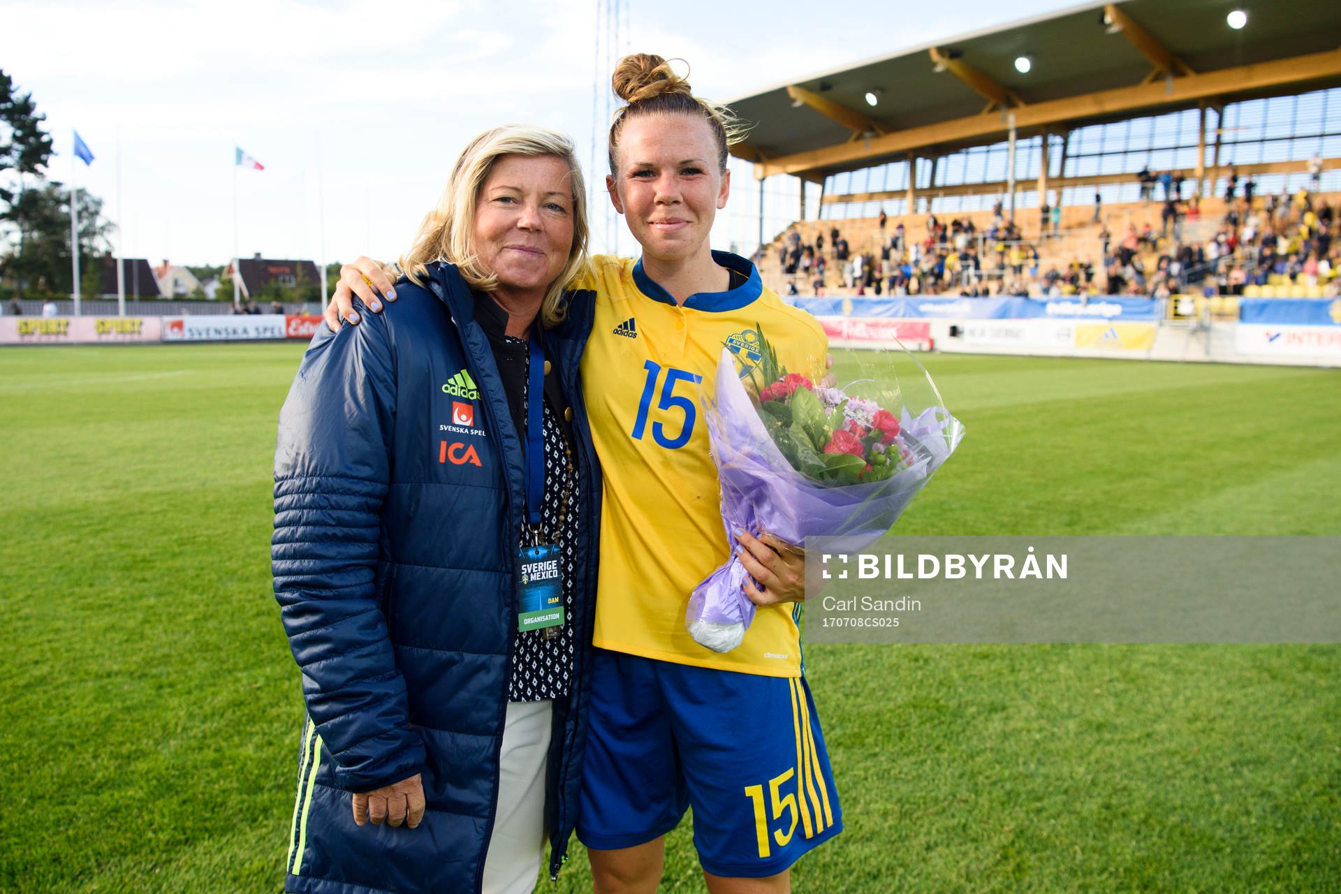 Sveriges landslagschef Marika Domanski Lyfors delar ut