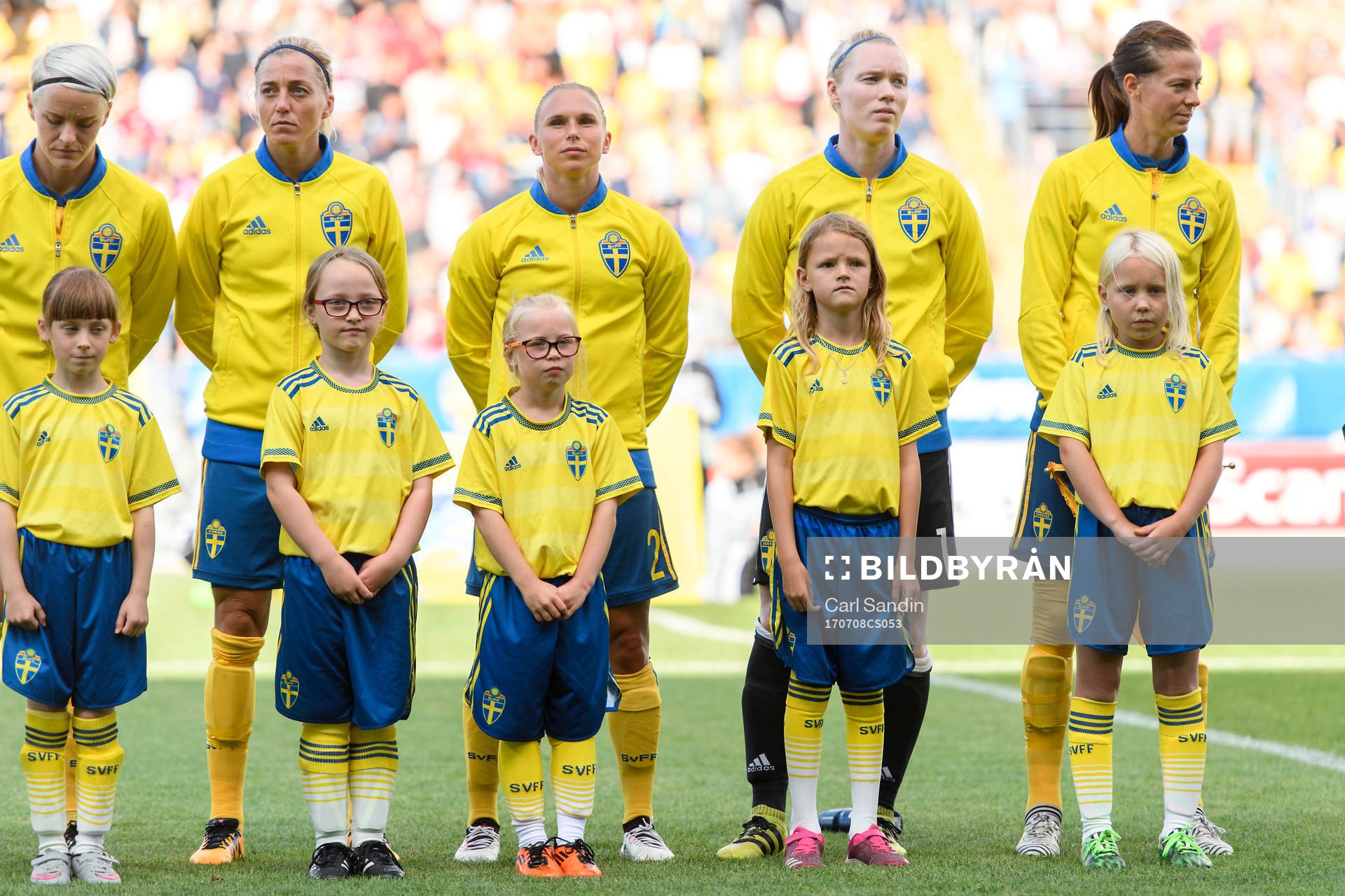 Sveriges Linda Sembrant, Jonna Andersson, målvakt Hedvig Lindahl och Lotta Schelin vid lineup innan träningslandskampen i fotboll mellan Sverige och Mexiko den 8 juli 2017 i Falkenberg.