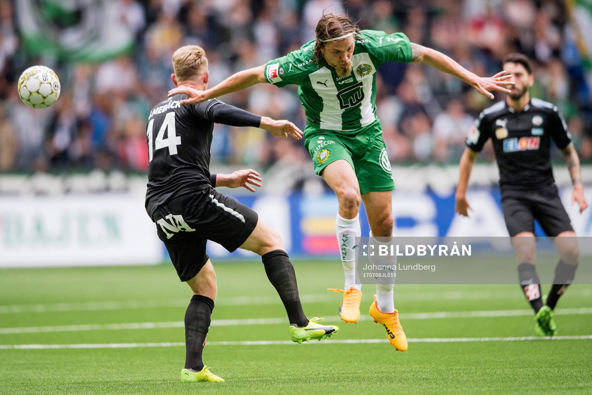 Örebros Michael Almebäck i en duell med Hammarbys Björn